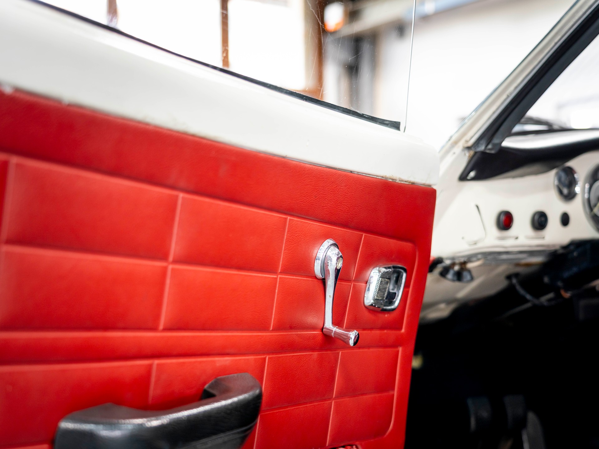 VW Karmann-Ghia 14-image-11