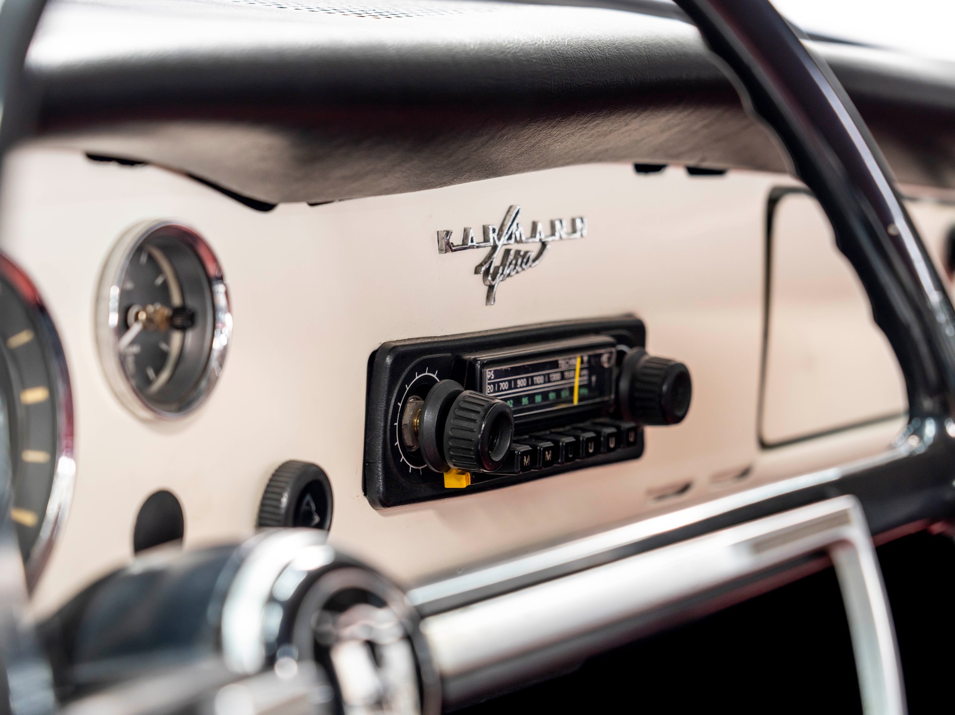 VW Karmann-Ghia 14-image-13