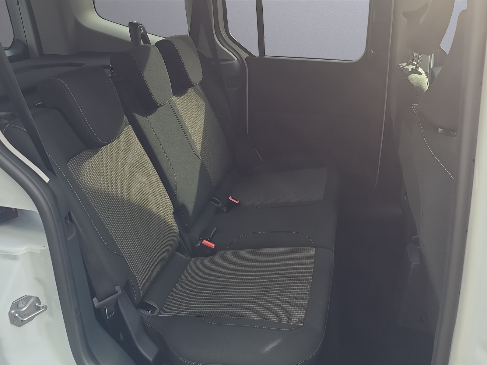 FORD E-Tourneo Courier Trend-image-12