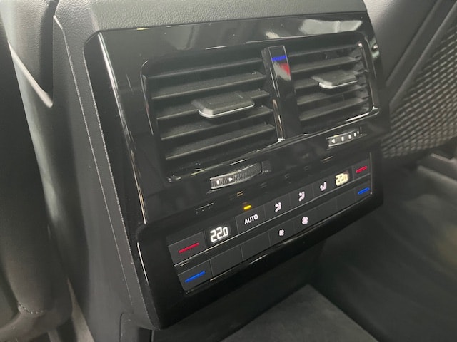 VW Touareg 3.0 TSI Elegance Tiptronic-image-25