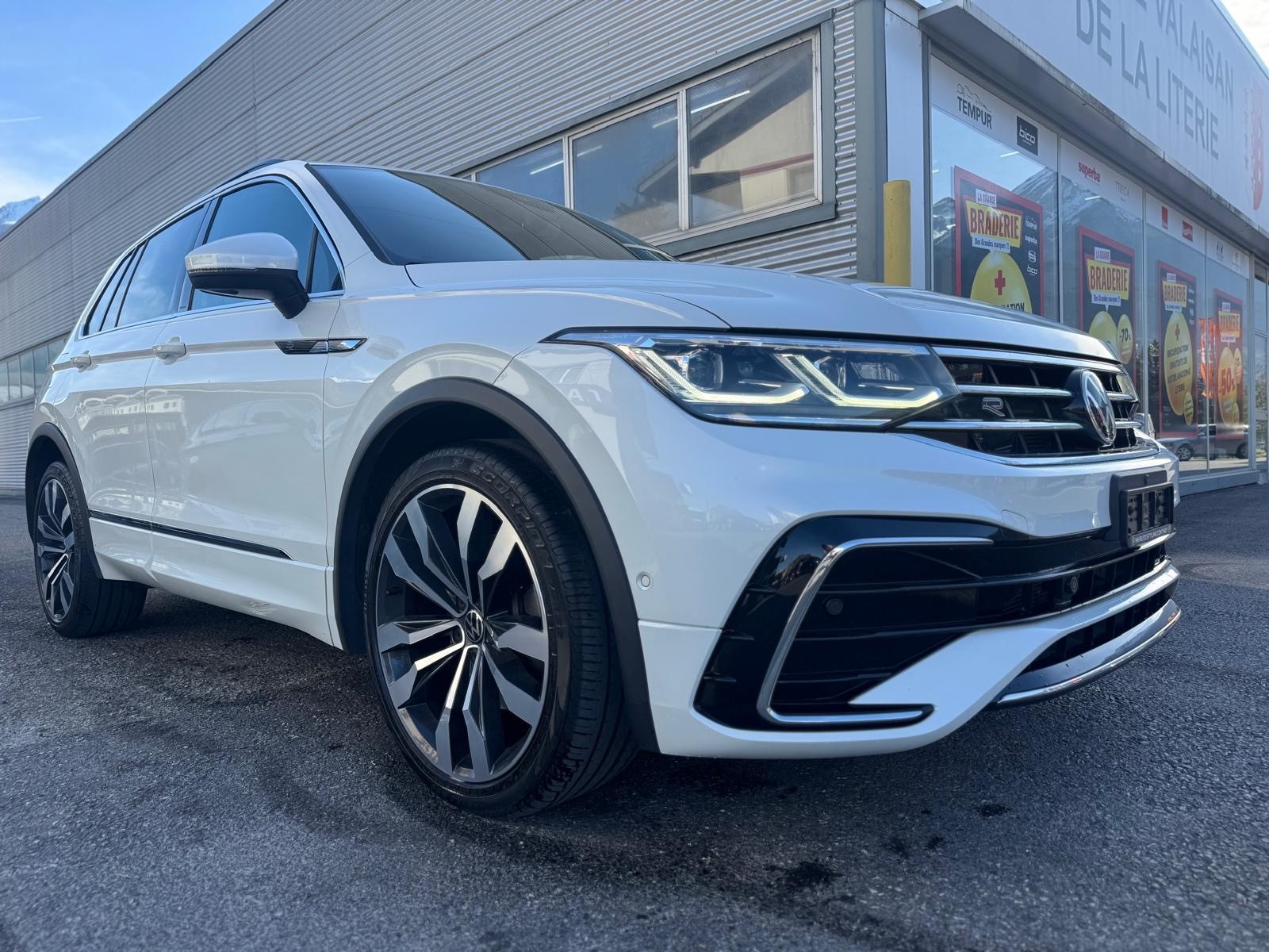 VW Tiguan 2.0 TDI SCR R-Line 4Motion DSG-image-2