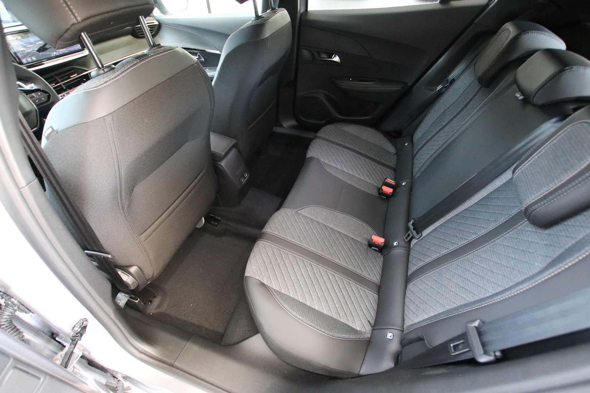 PEUGEOT 2008 1.2 145 MHEV Allure Premium-image-13