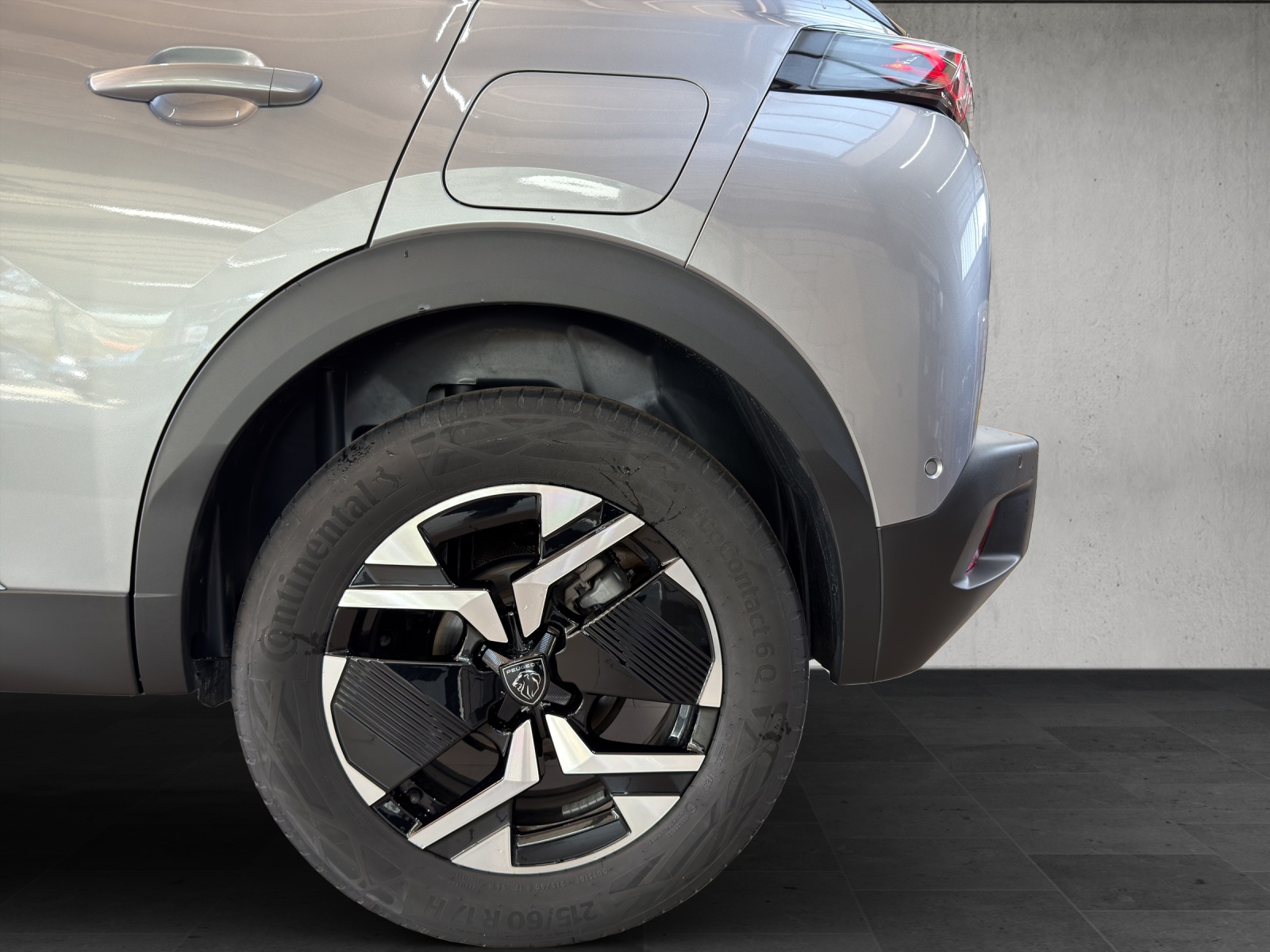 PEUGEOT 2008 1.2 145 MHEV Allure Premium-image-8
