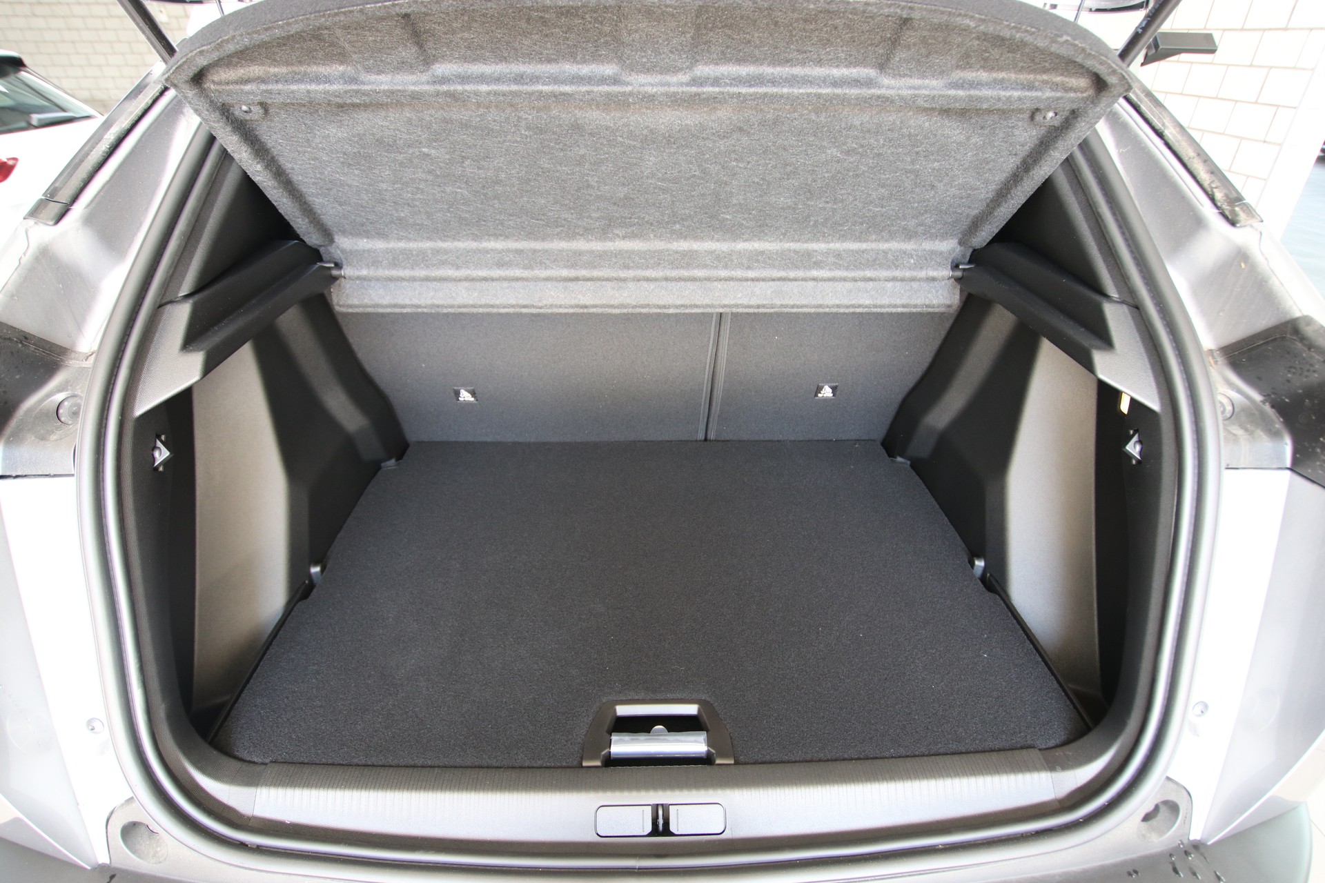 PEUGEOT 2008 1.2 145 MHEV Allure Premium-image-15