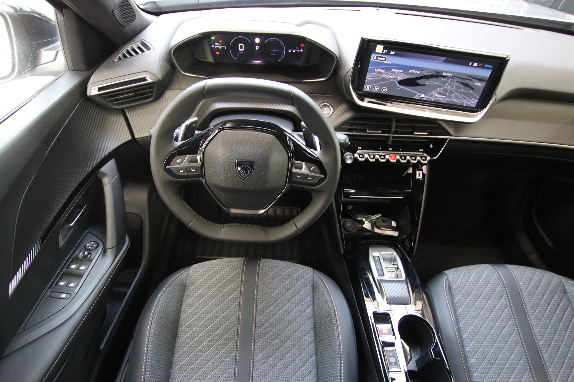PEUGEOT 2008 1.2 145 MHEV Allure Premium-image-10