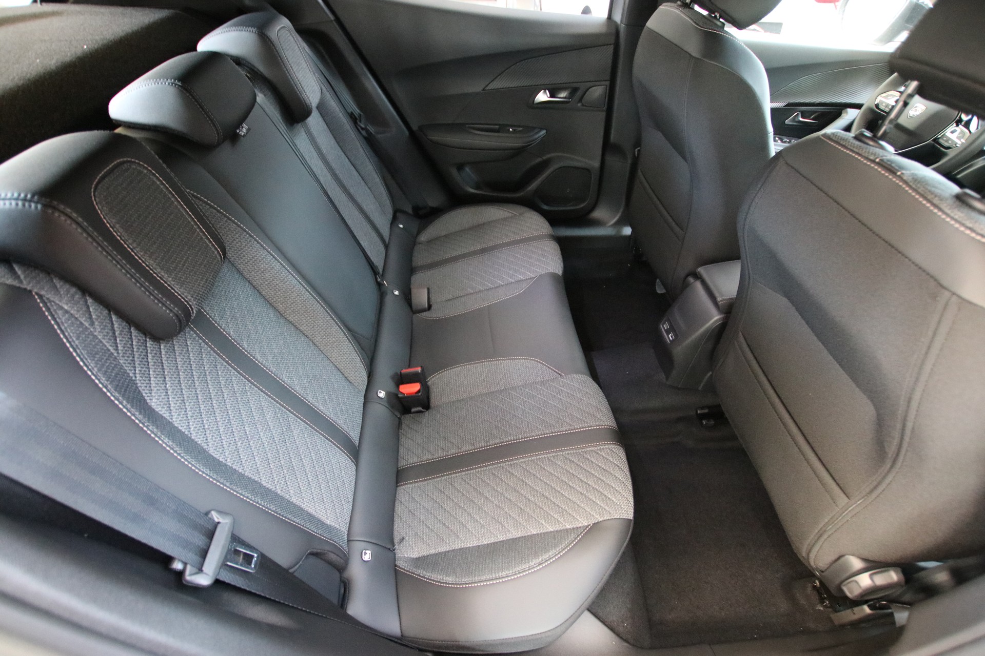 PEUGEOT 2008 1.2 145 MHEV Allure Premium-image-14