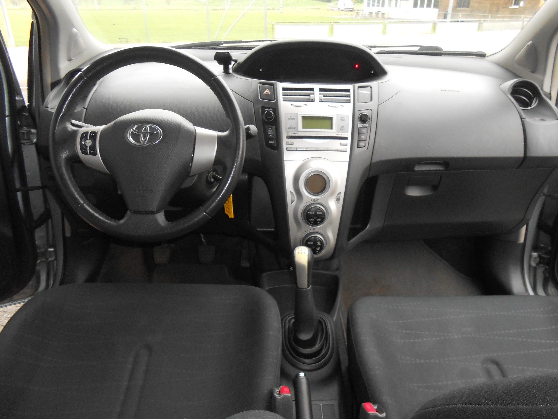 TOYOTA Yaris 1.3 Linea Sol-image-10