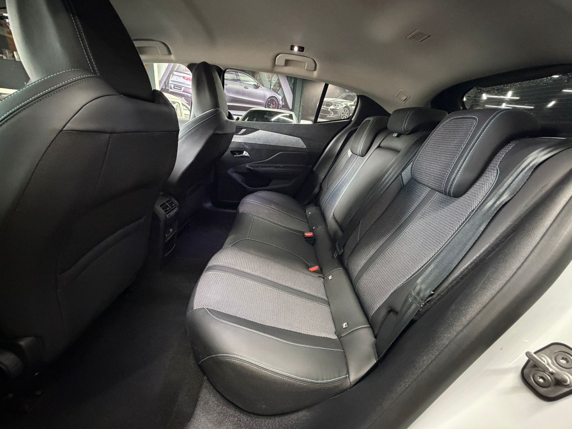 PEUGEOT 408 1.2 HEV 145 Allure-image-18