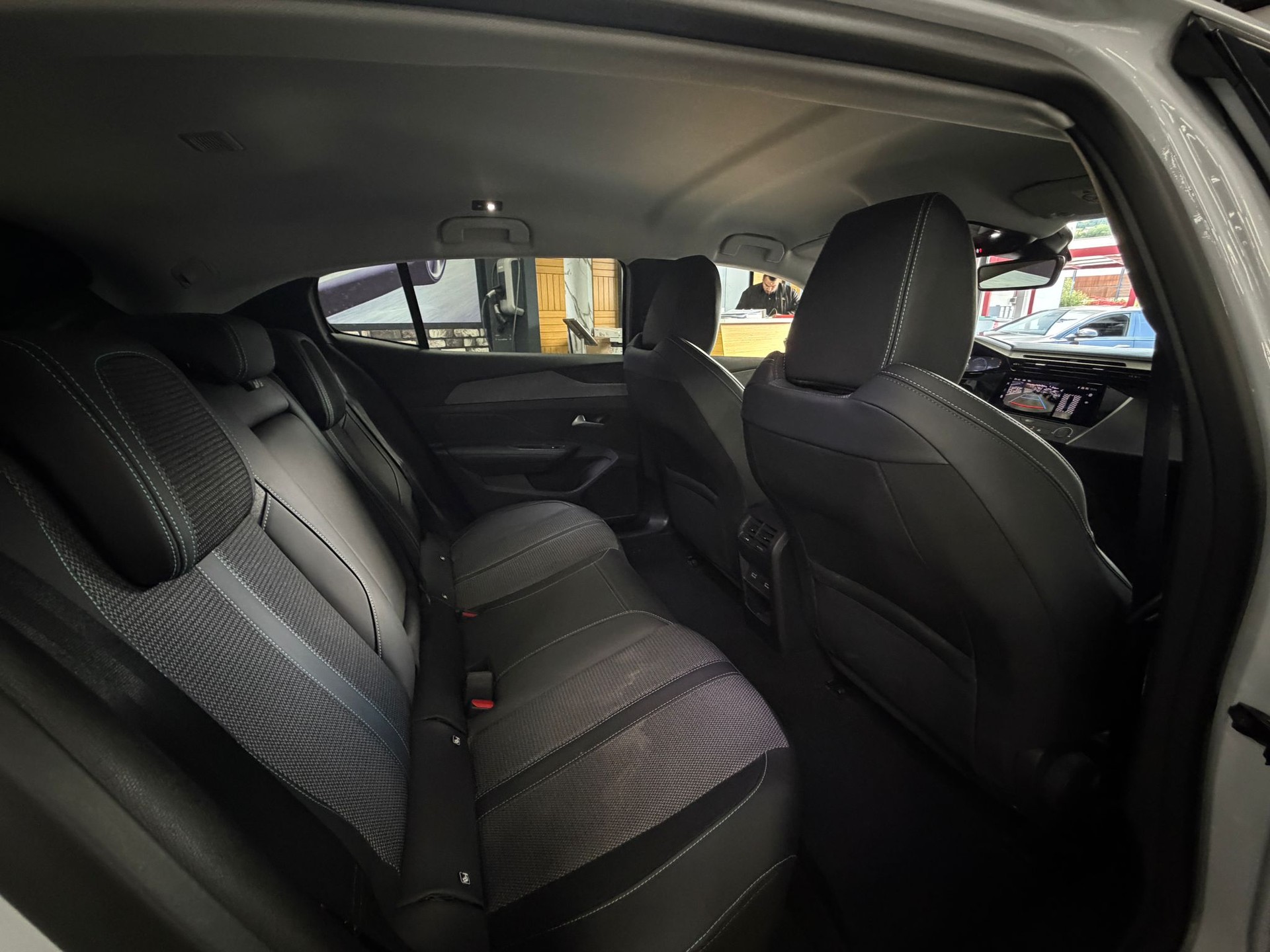 PEUGEOT 408 1.2 HEV 145 Allure-image-10
