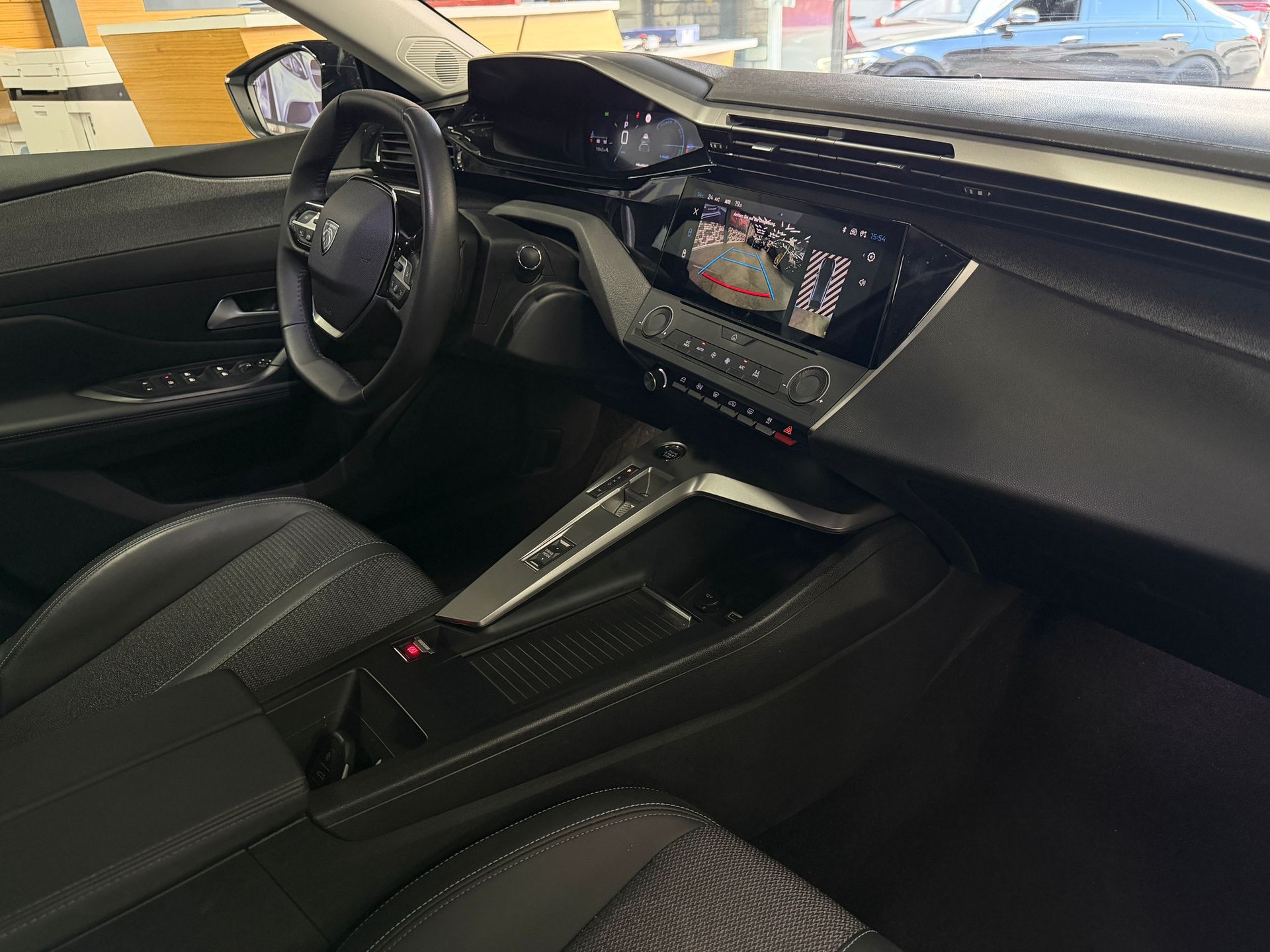 PEUGEOT 408 1.2 HEV 145 Allure-image-14