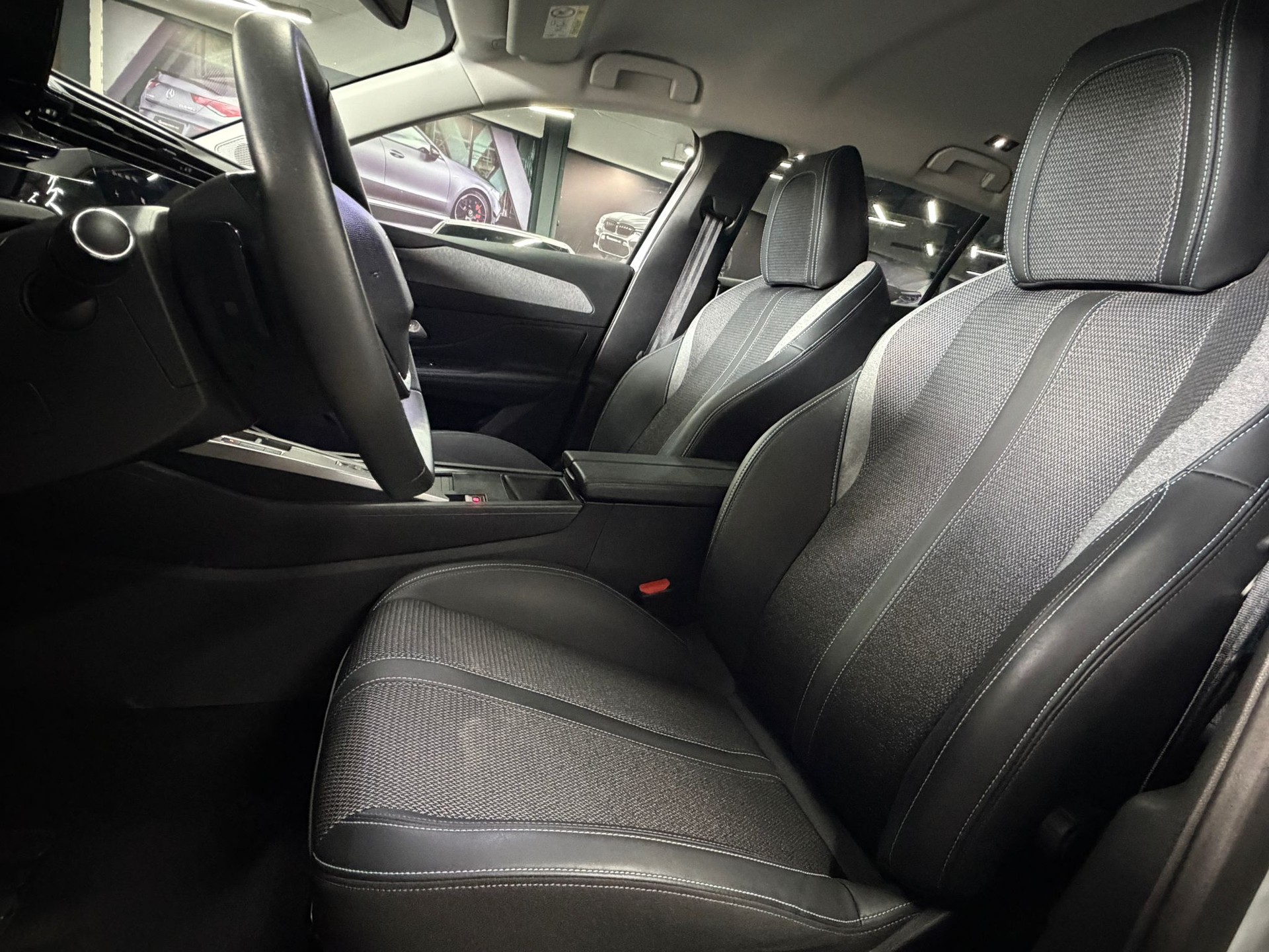 PEUGEOT 408 1.2 HEV 145 Allure-image-8