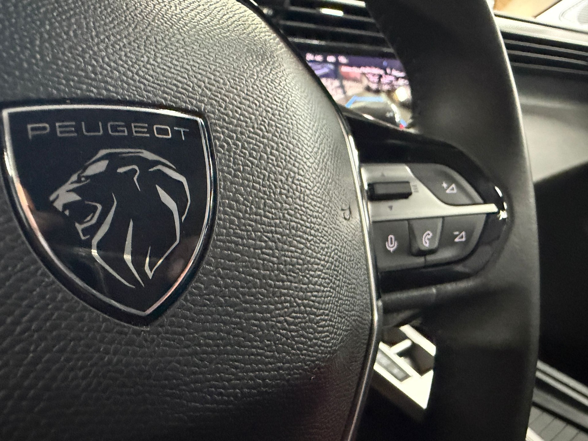 PEUGEOT 408 1.2 HEV 145 Allure-image-12