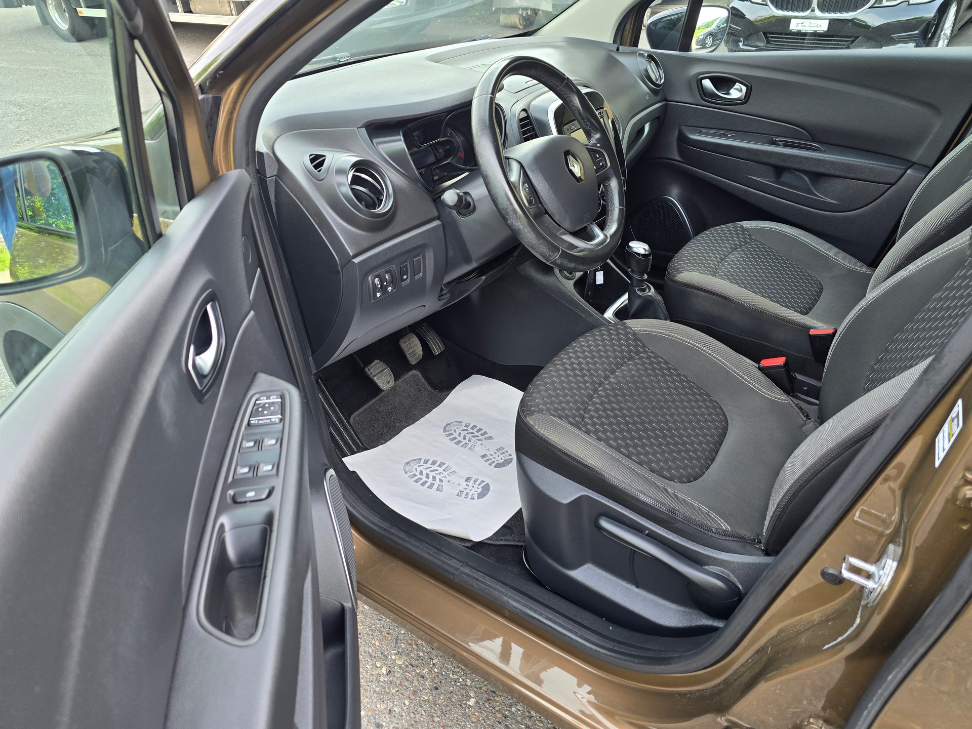 RENAULT Captur 1.2 T 16V Intens-image-12