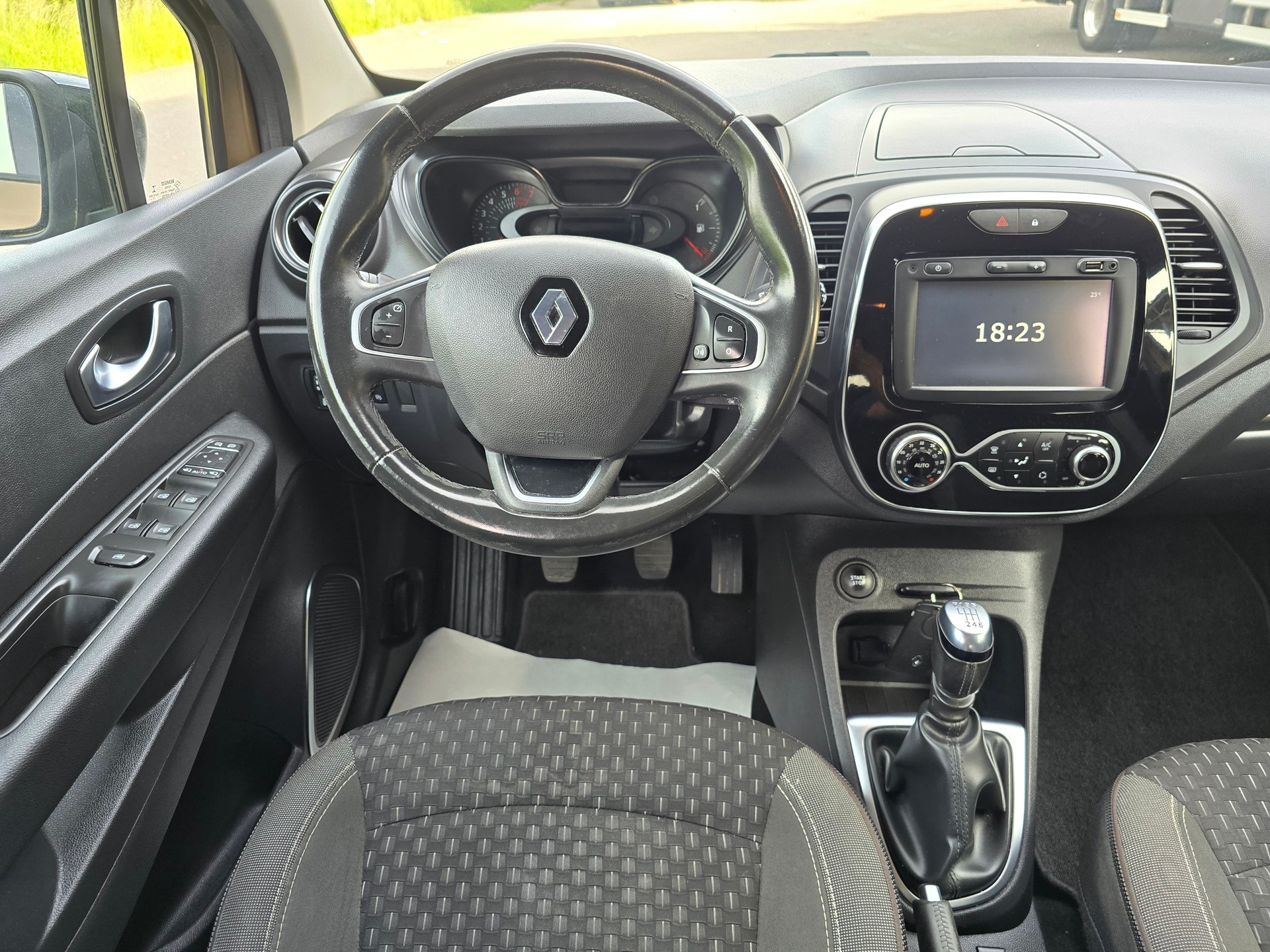 RENAULT Captur 1.2 T 16V Intens-image-15