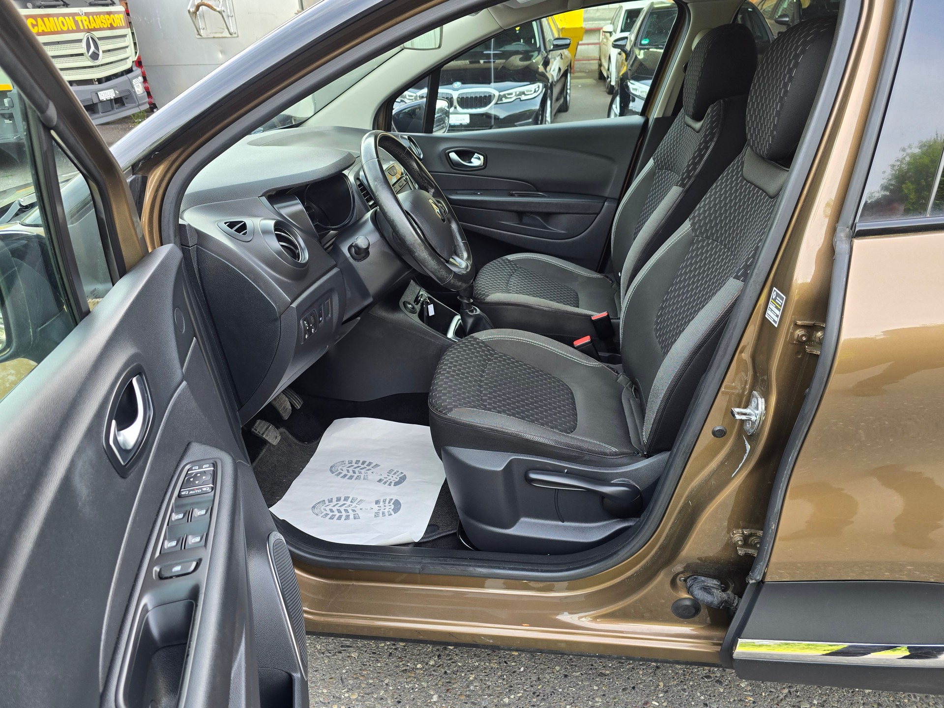 RENAULT Captur 1.2 T 16V Intens-image-11
