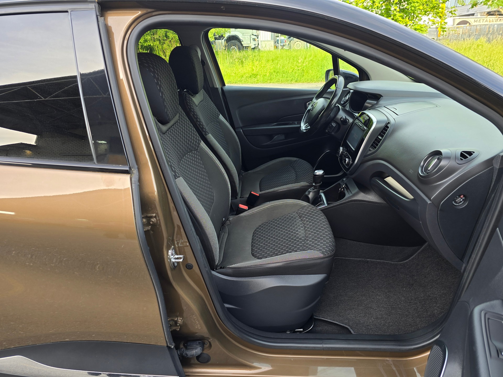 RENAULT Captur 1.2 T 16V Intens-image-9