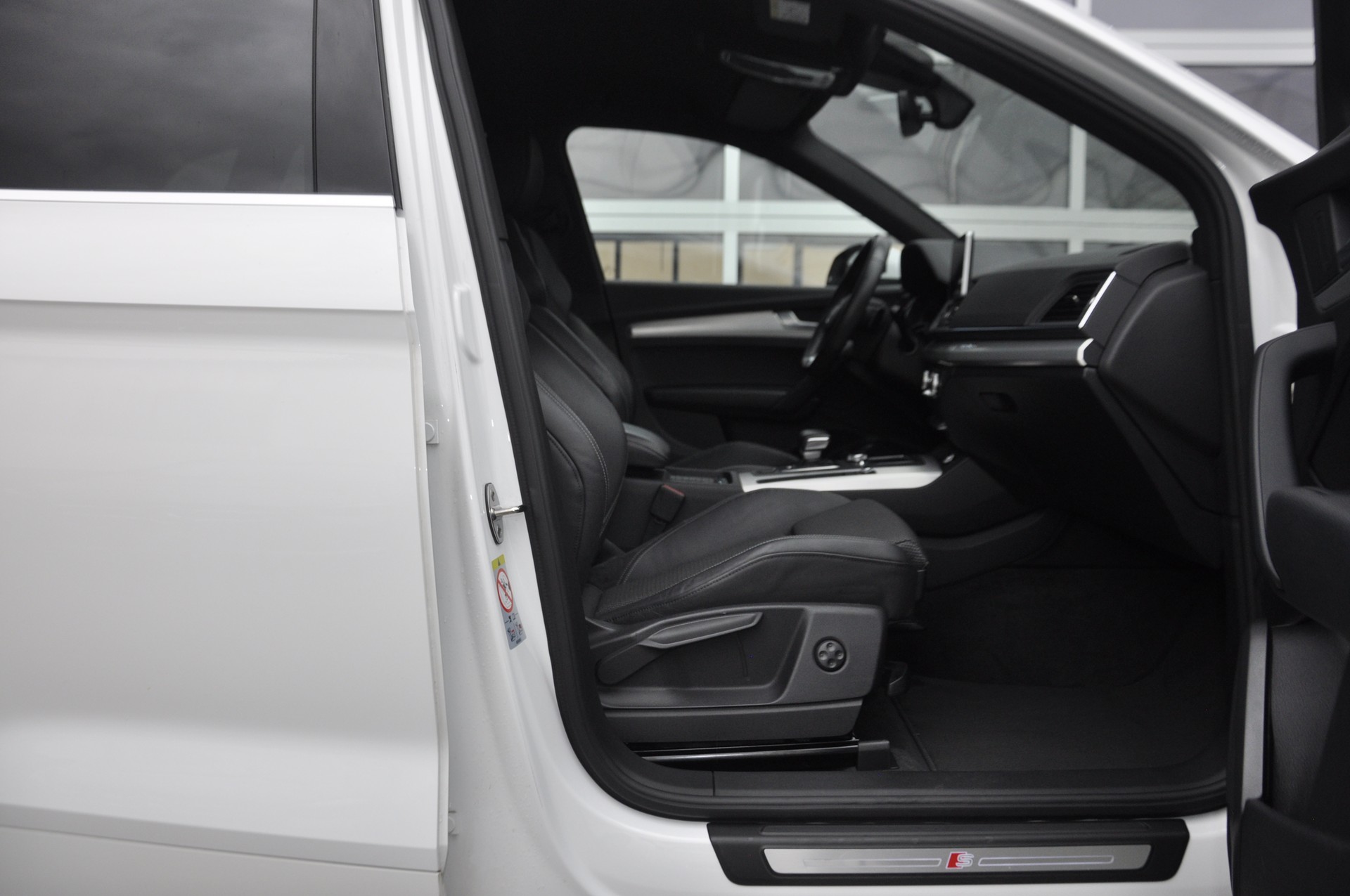 AUDI Q5 55 TFSI e sport quattro S line-image-6