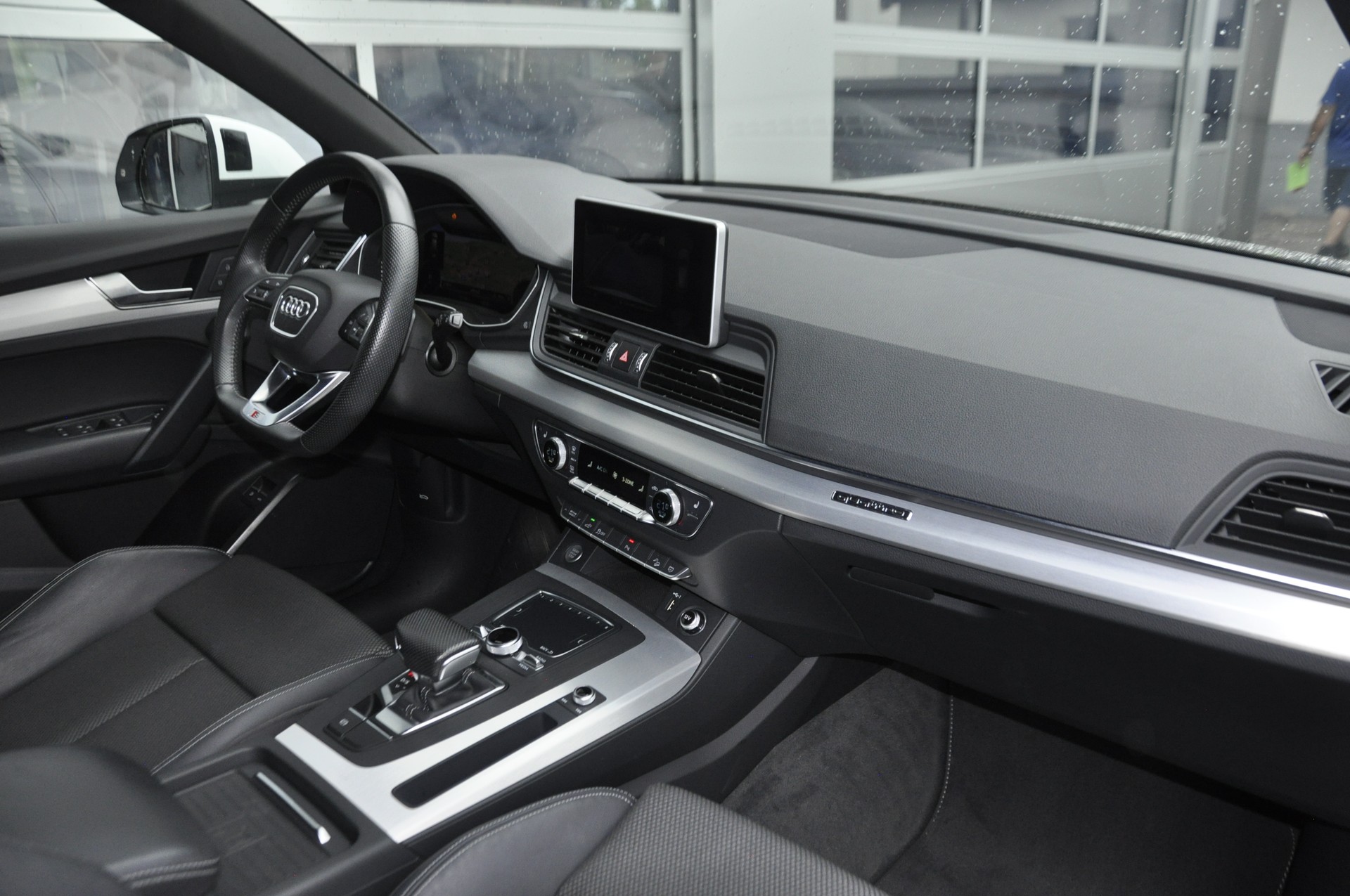 AUDI Q5 55 TFSI e sport quattro S line-image-7