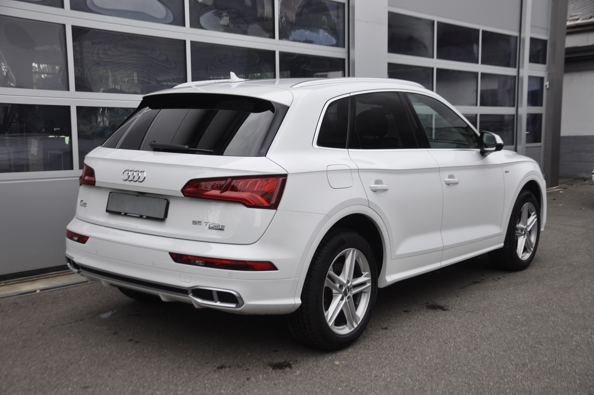 AUDI Q5 55 TFSI e sport quattro S line-image-2