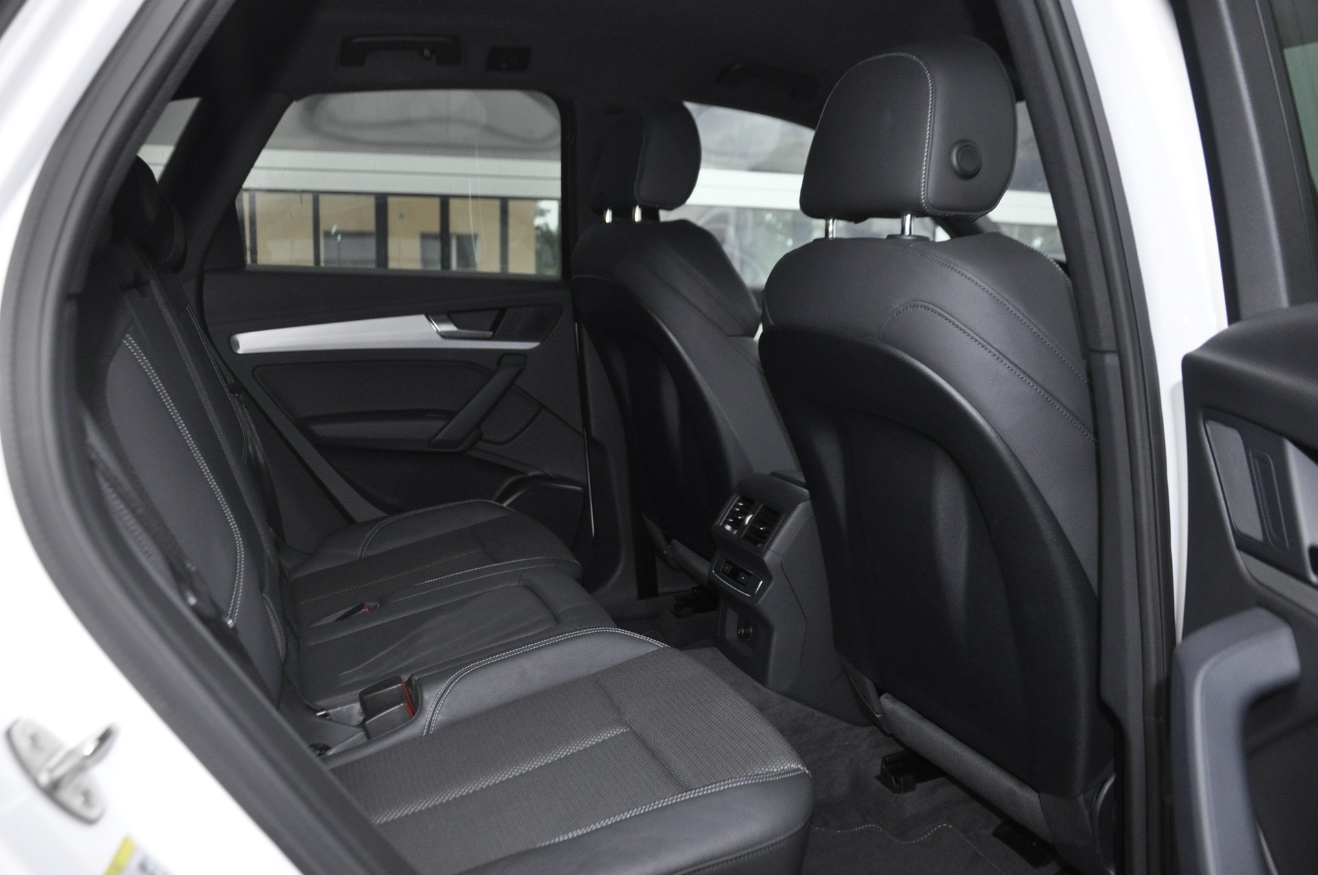 AUDI Q5 55 TFSI e sport quattro S line-image-8