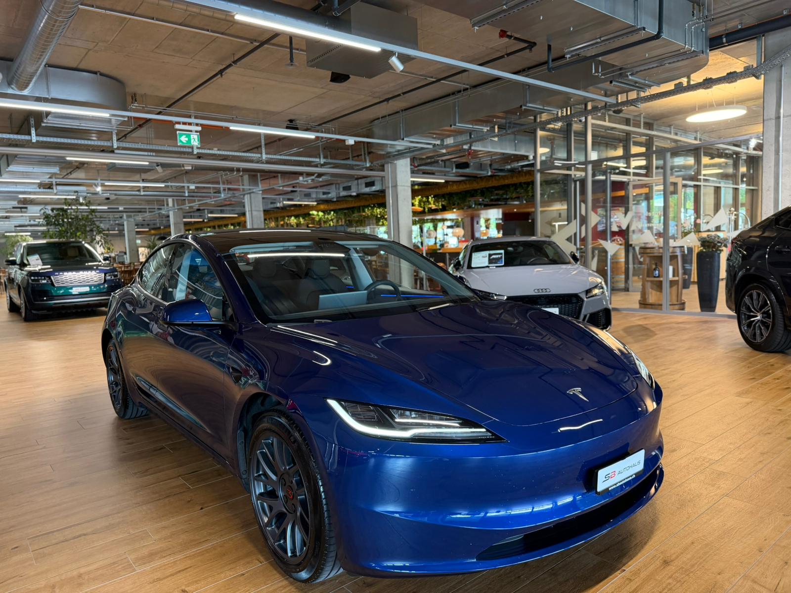 TESLA Model 3 RWD-showroom-element-2