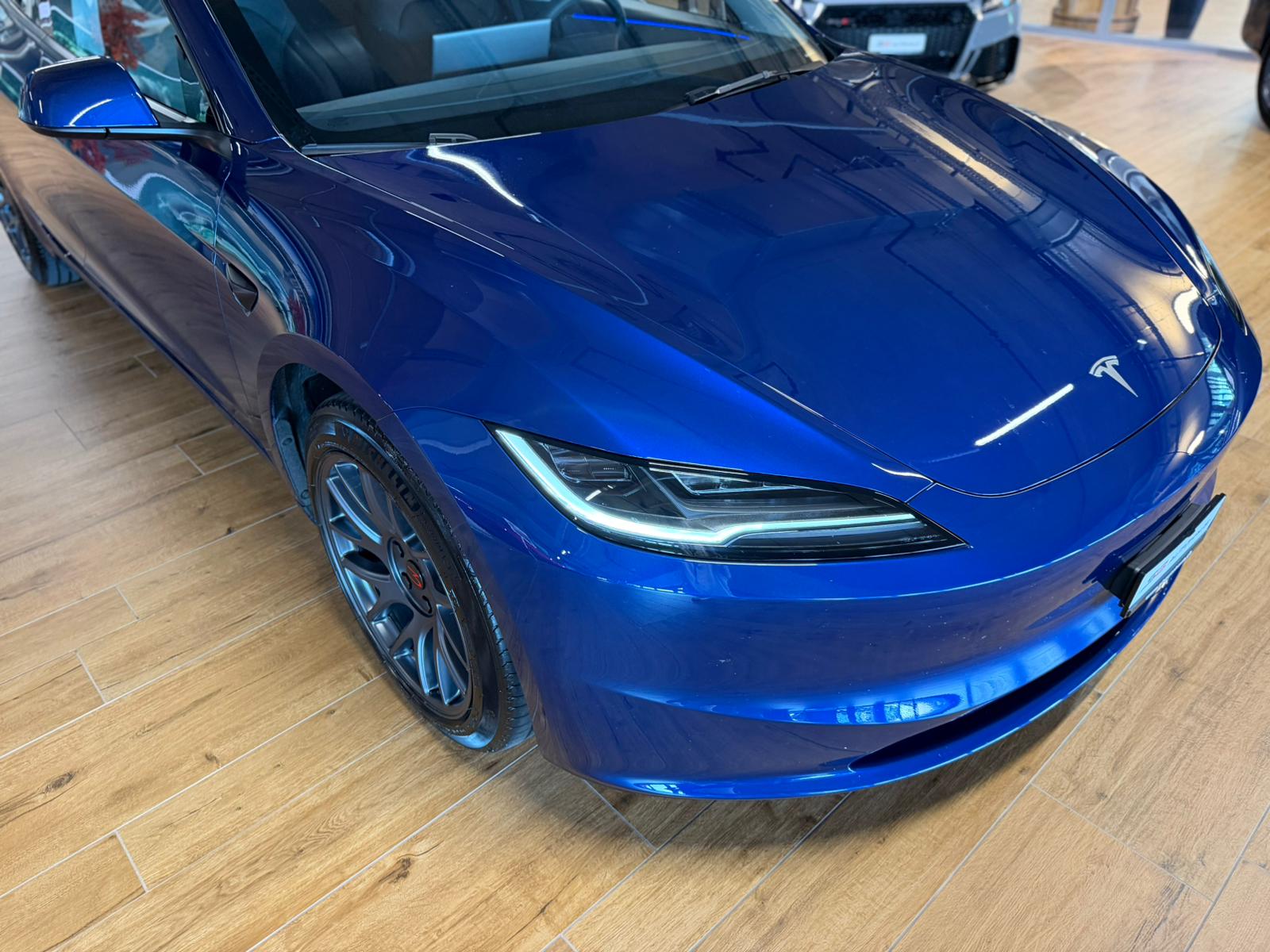 TESLA Model 3 RWD-showroom-element-3