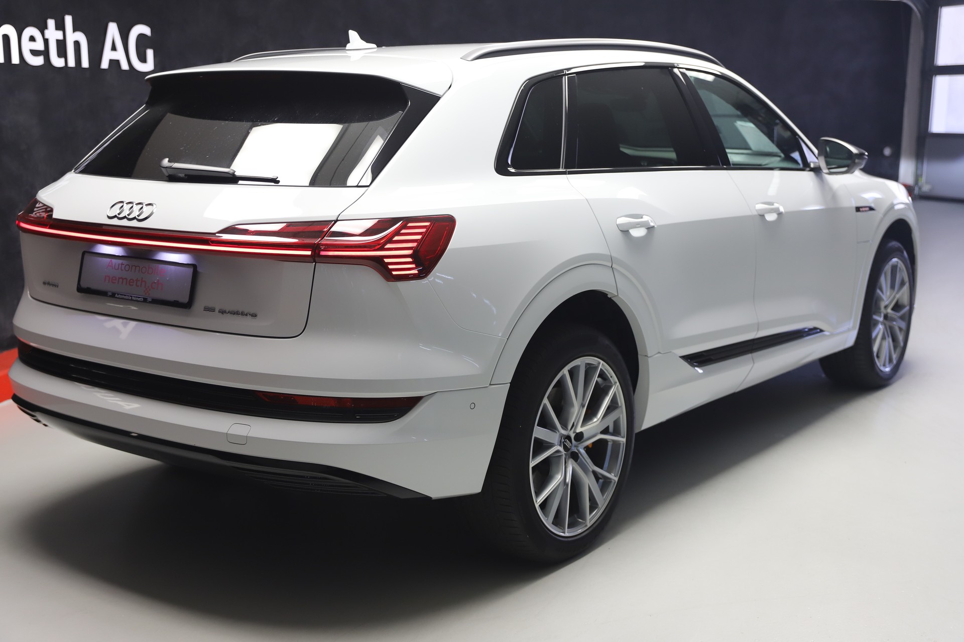 AUDI e-tron 55 S Line quattro-showroom-element-2