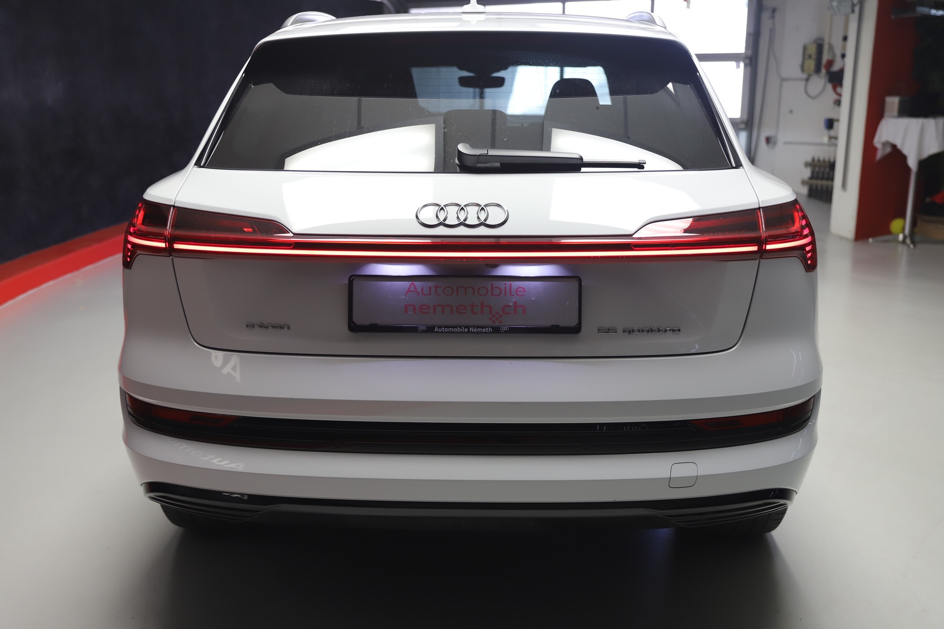AUDI e-tron 55 S Line quattro-showroom-element-3