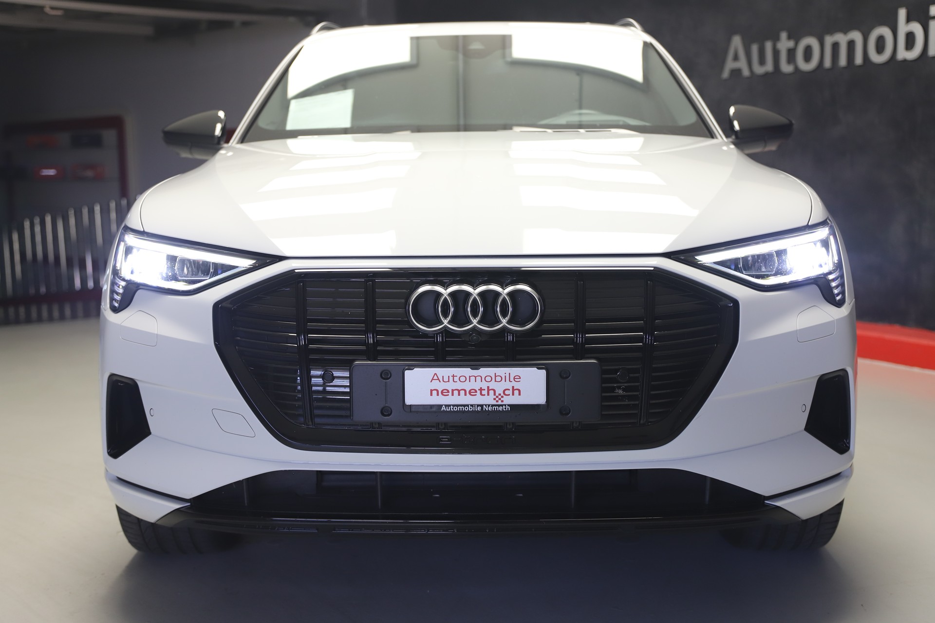 AUDI e-tron 55 S Line quattro-image-4