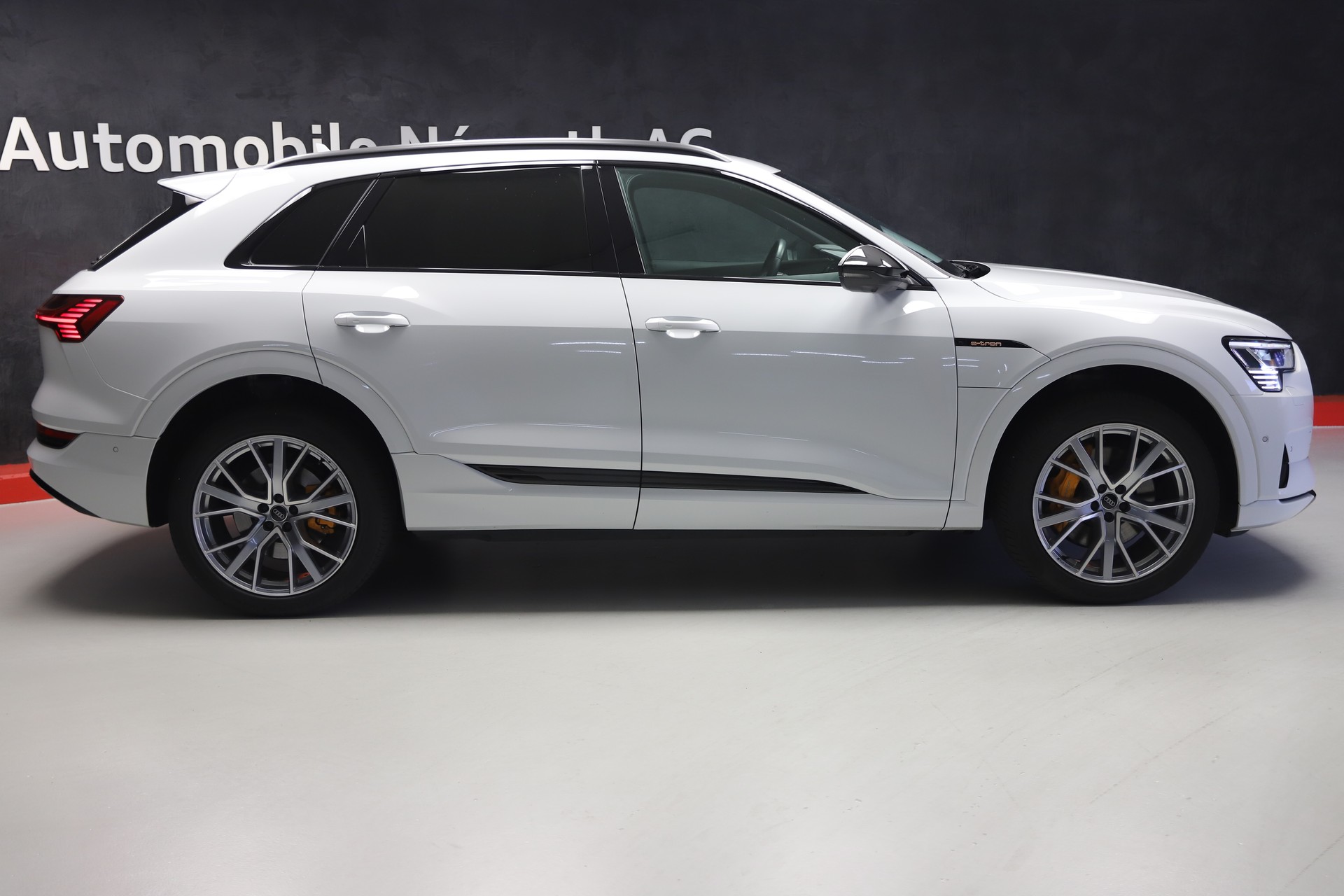AUDI e-tron 55 S Line quattro-showroom-element-1