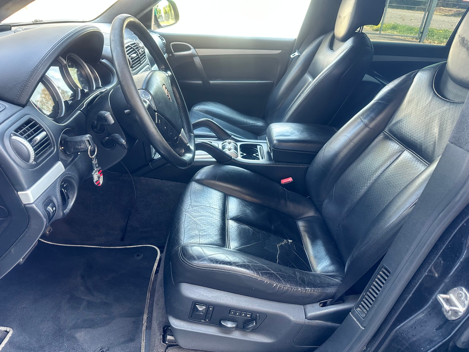 PORSCHE Cayenne Turbo-image-13