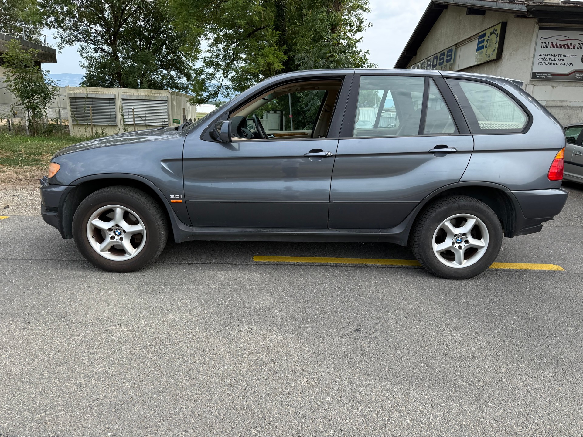 BMW X5 3.0i-image-6