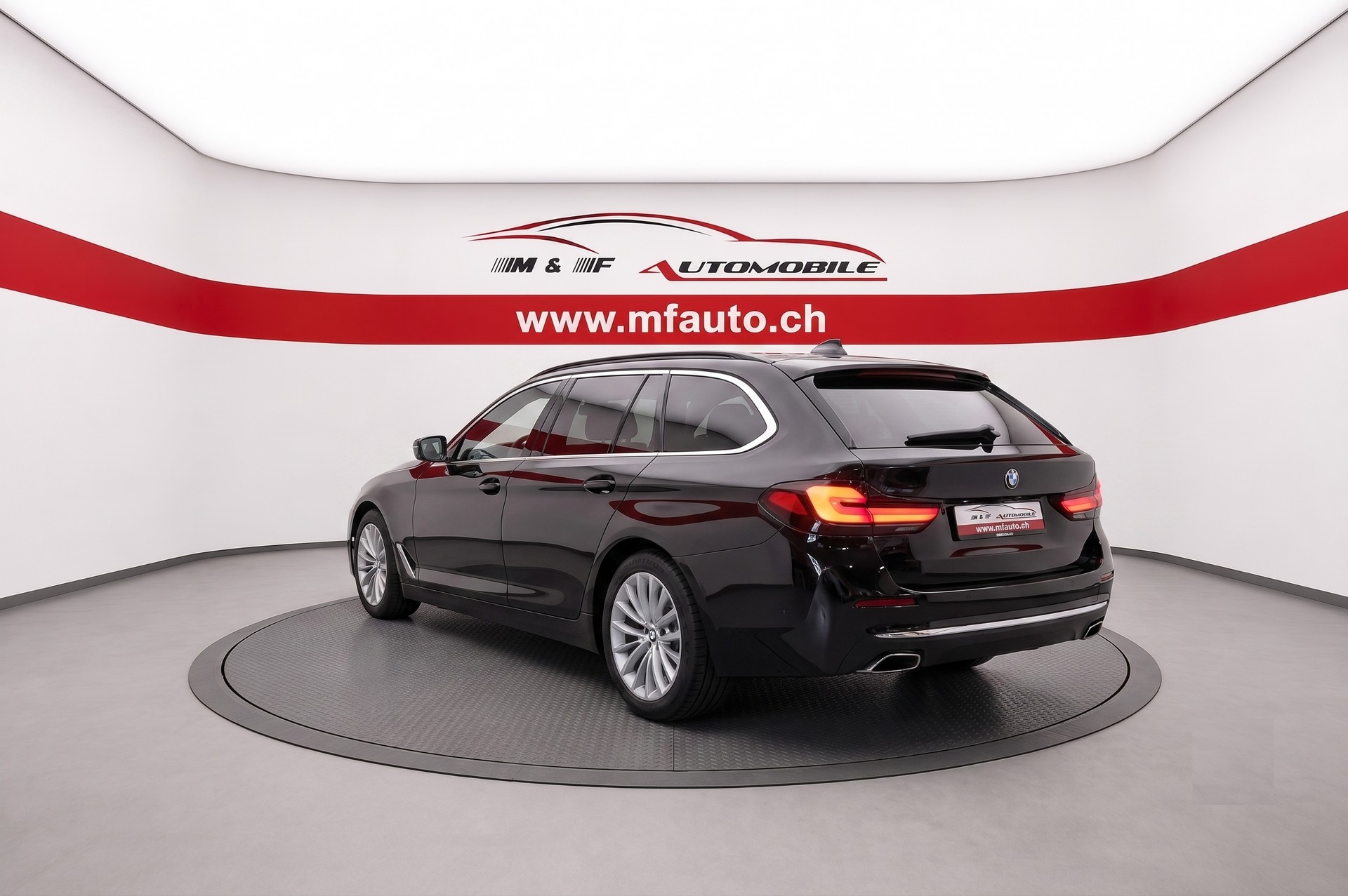 BMW 530d xDrive Touring * Luxury Line * CH FAHRZEUG *-showroom-element-3