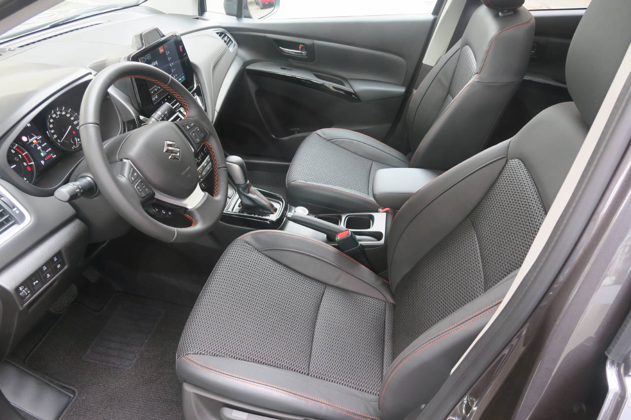 SUZUKI S-Cross 1.4 T Black Edition Top Hybrid 4x4-showroom-element-3