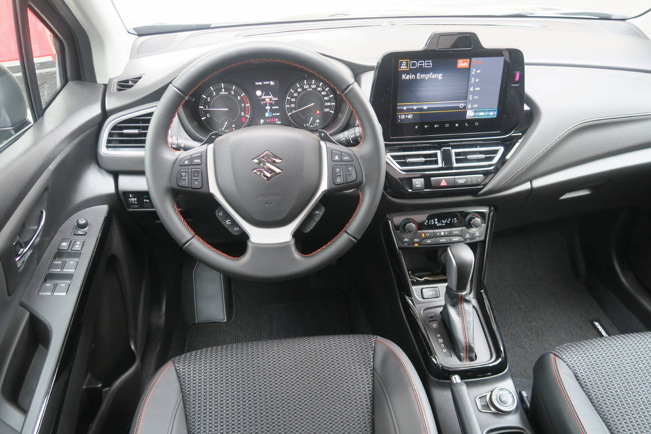 SUZUKI S-Cross 1.4 T Black Edition Top Hybrid 4x4-image-4