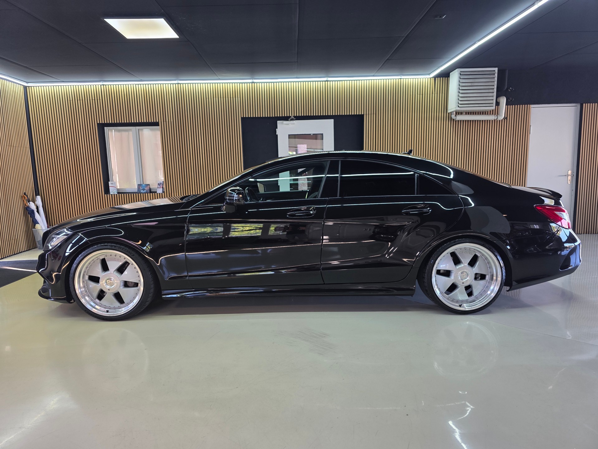 MERCEDES-BENZ CLS 350 AMG 9G-Tronic-showroom-element-3
