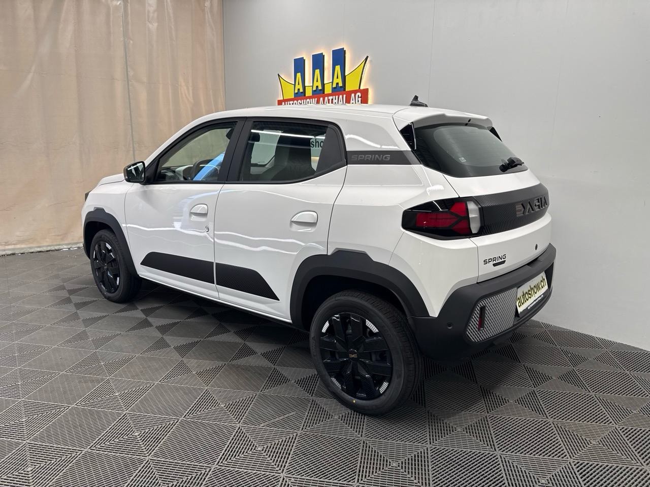 DACIA Spring 24 kWh Extreme-showroom-element-1