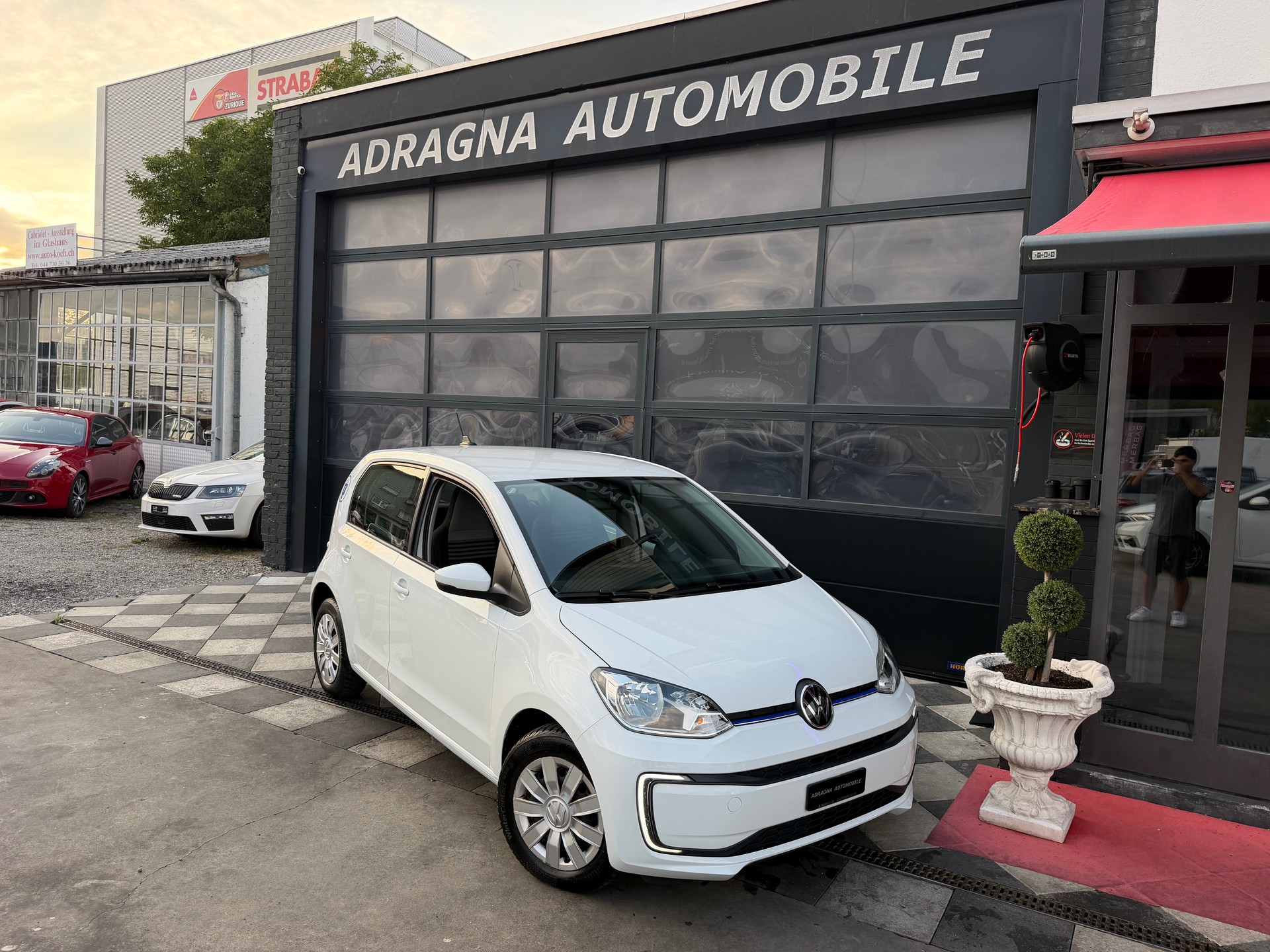 VW e-Up-showroom-element-1