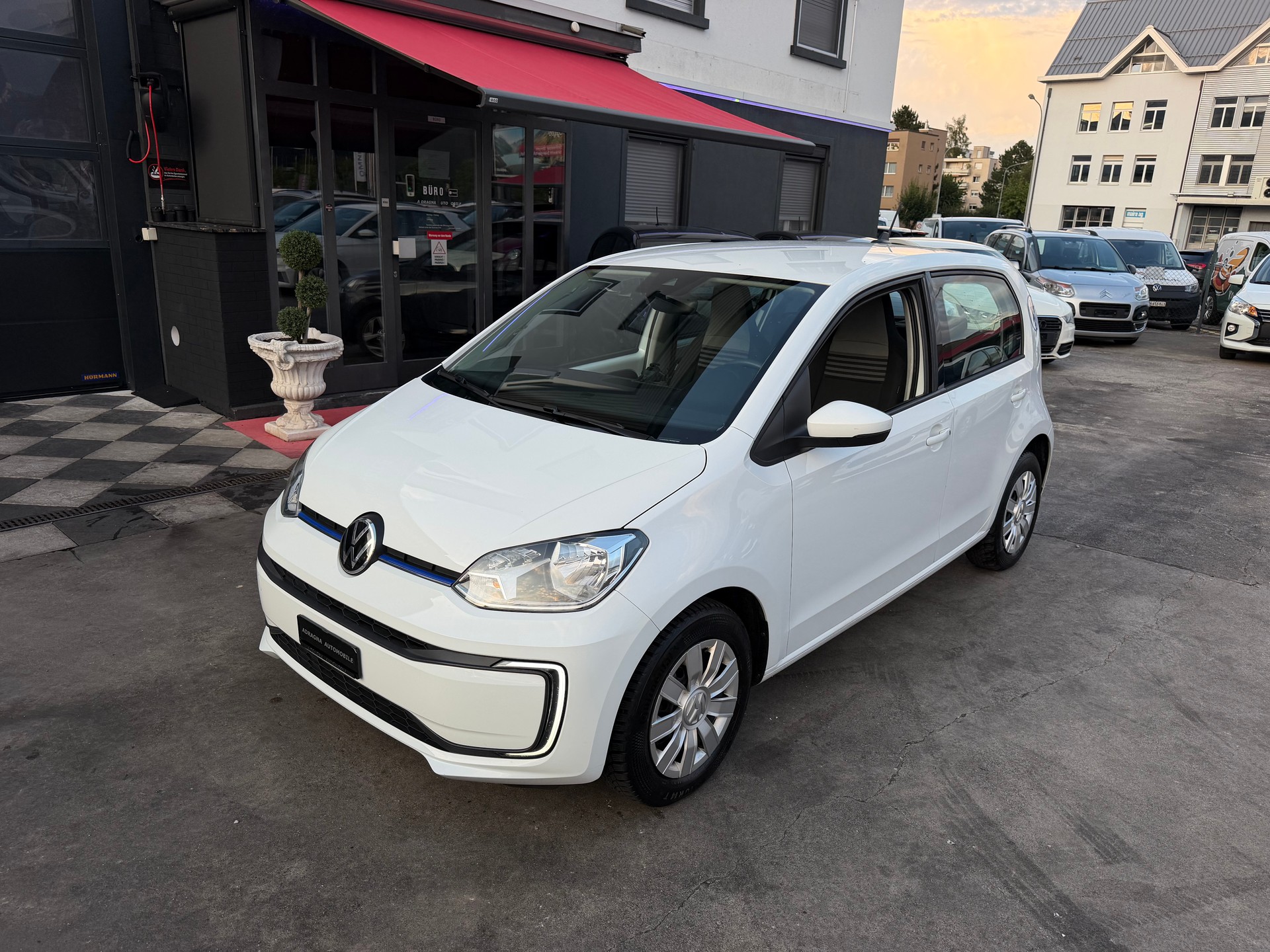 VW e-Up-showroom-element-3