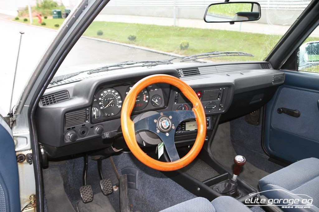 BMW 323 i-image-6