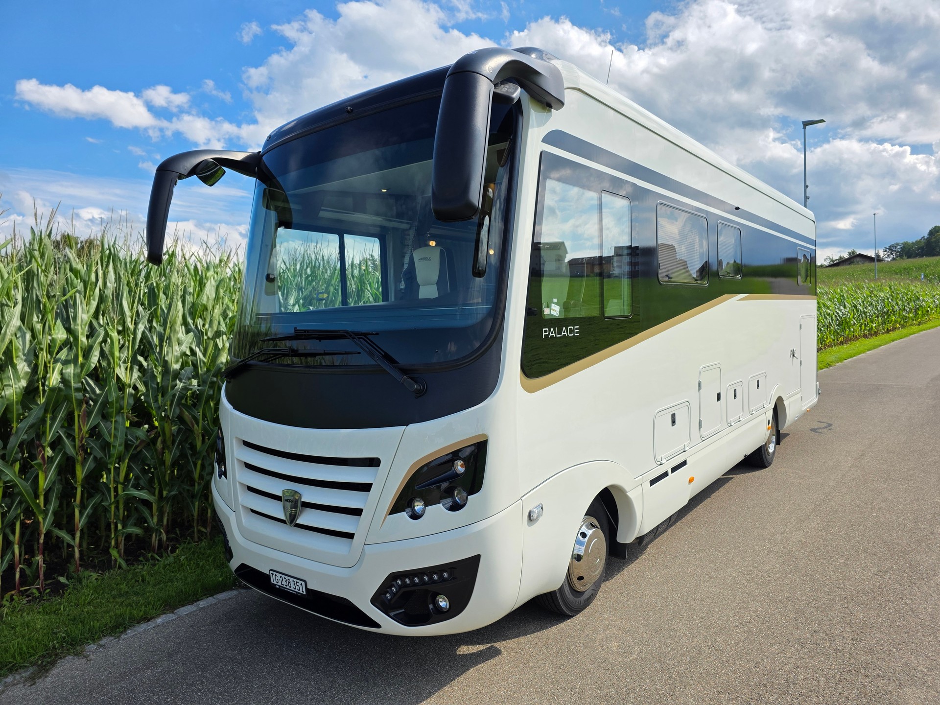 MORELO PALACE 90 LBX AUF IVECO EUROCARGO 7,49 t-image-5