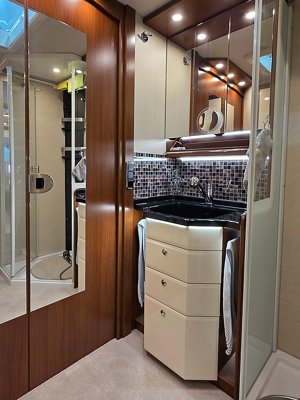 MORELO PALACE 90 LBX AUF IVECO EUROCARGO 7,49 t-image-18