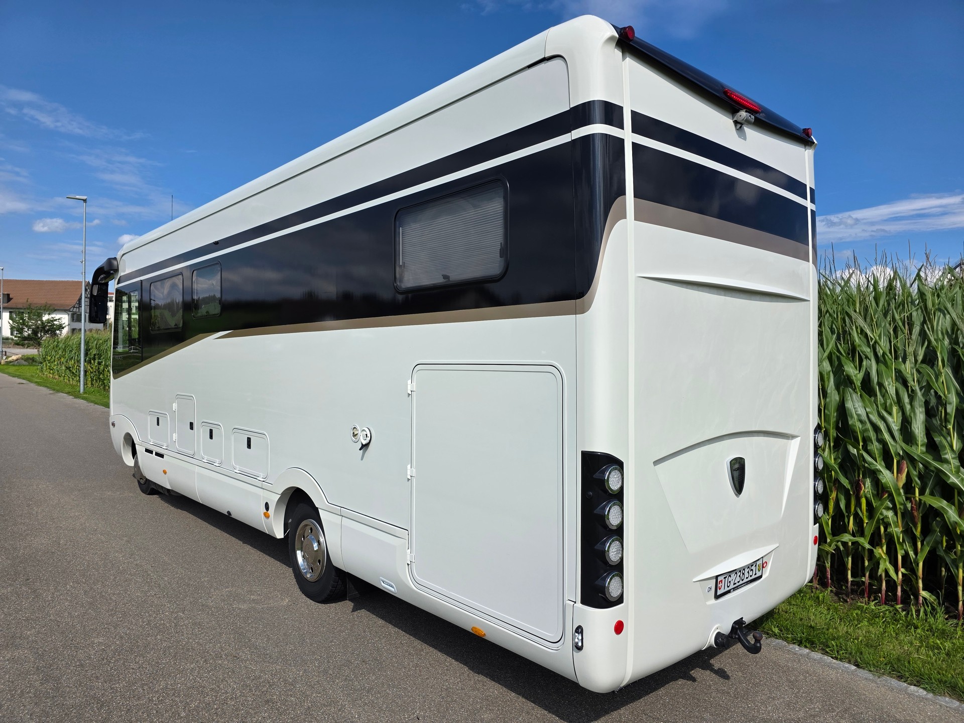 MORELO PALACE 90 LBX AUF IVECO EUROCARGO 7,49 t-image-3