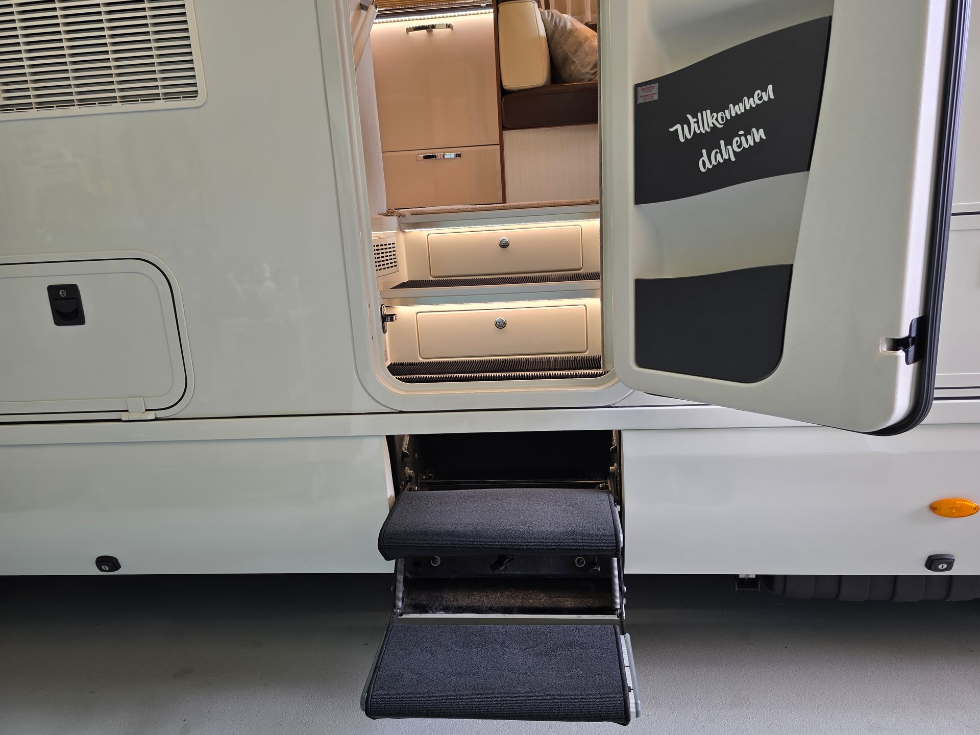 MORELO PALACE 90 LBX AUF IVECO EUROCARGO 7,49 t-image-8