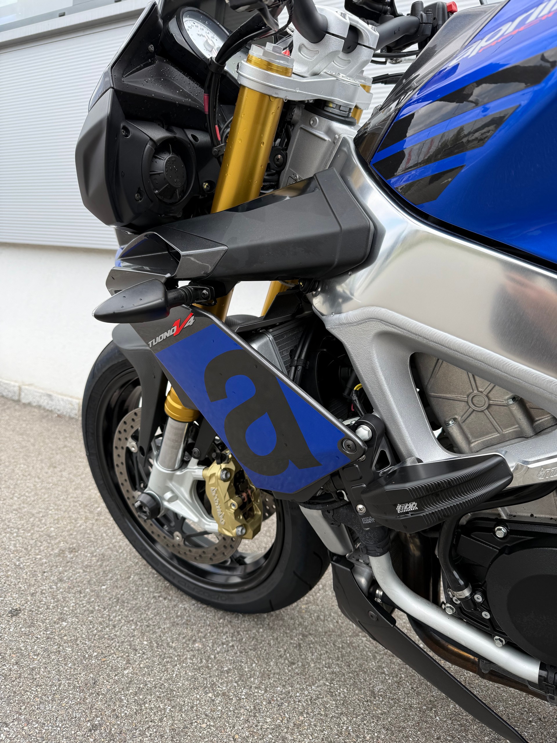 APRILIA Tuono V4 1100 Factory-image-8