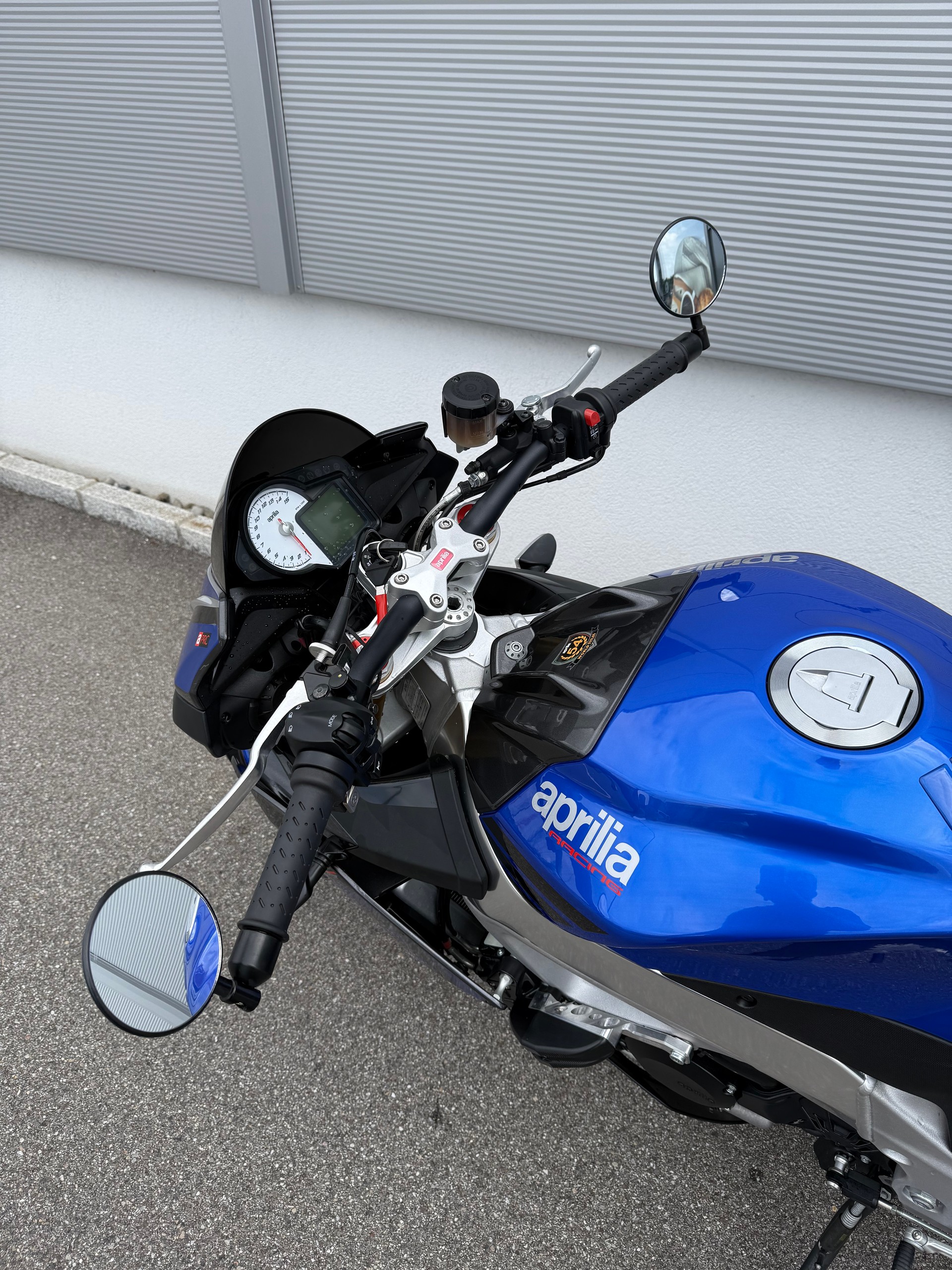 APRILIA Tuono V4 1100 Factory-image-9