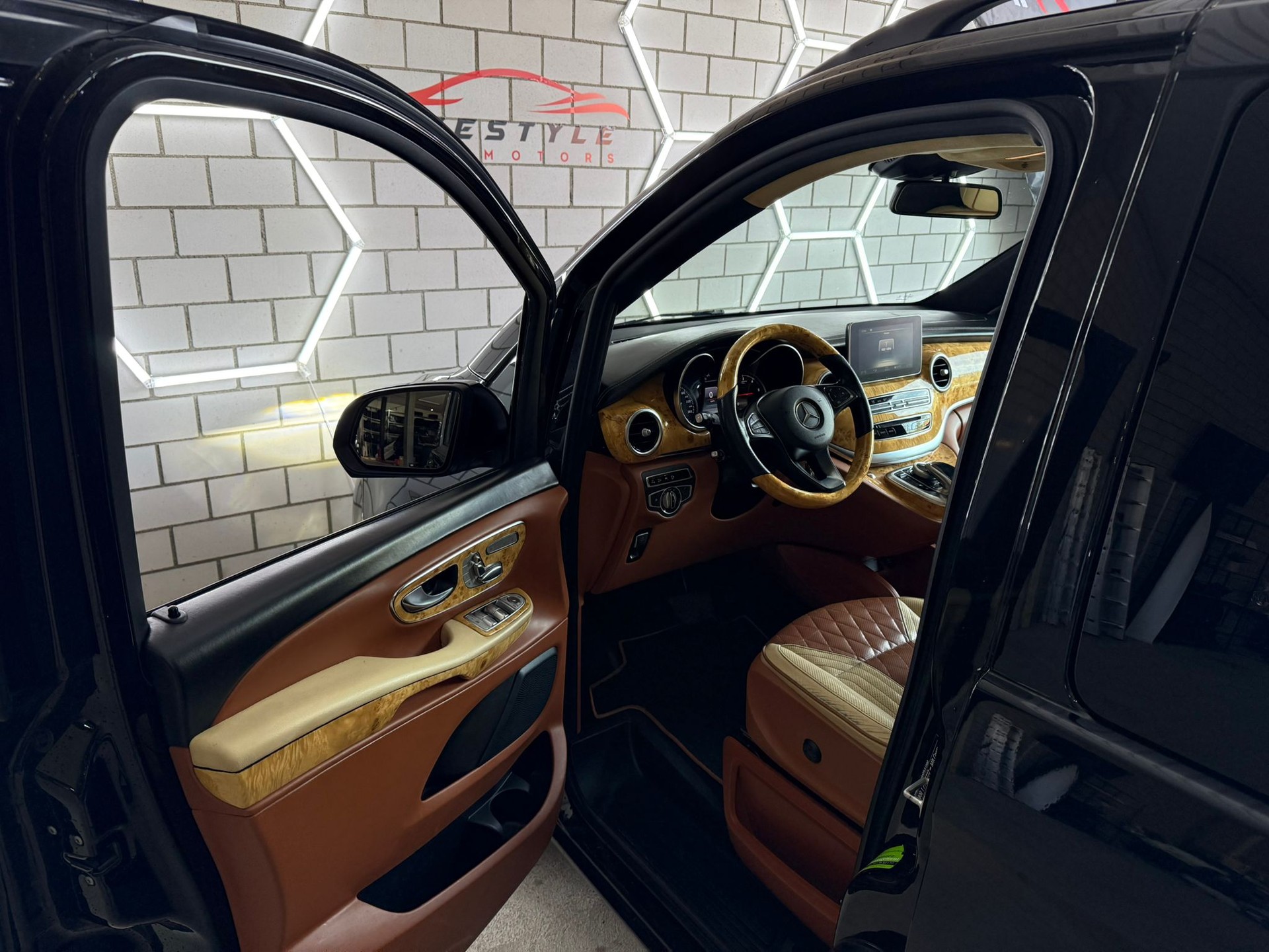 MERCEDES-BENZ V 250 d extralang 4Matic 7G-Tronic VIP-image-4
