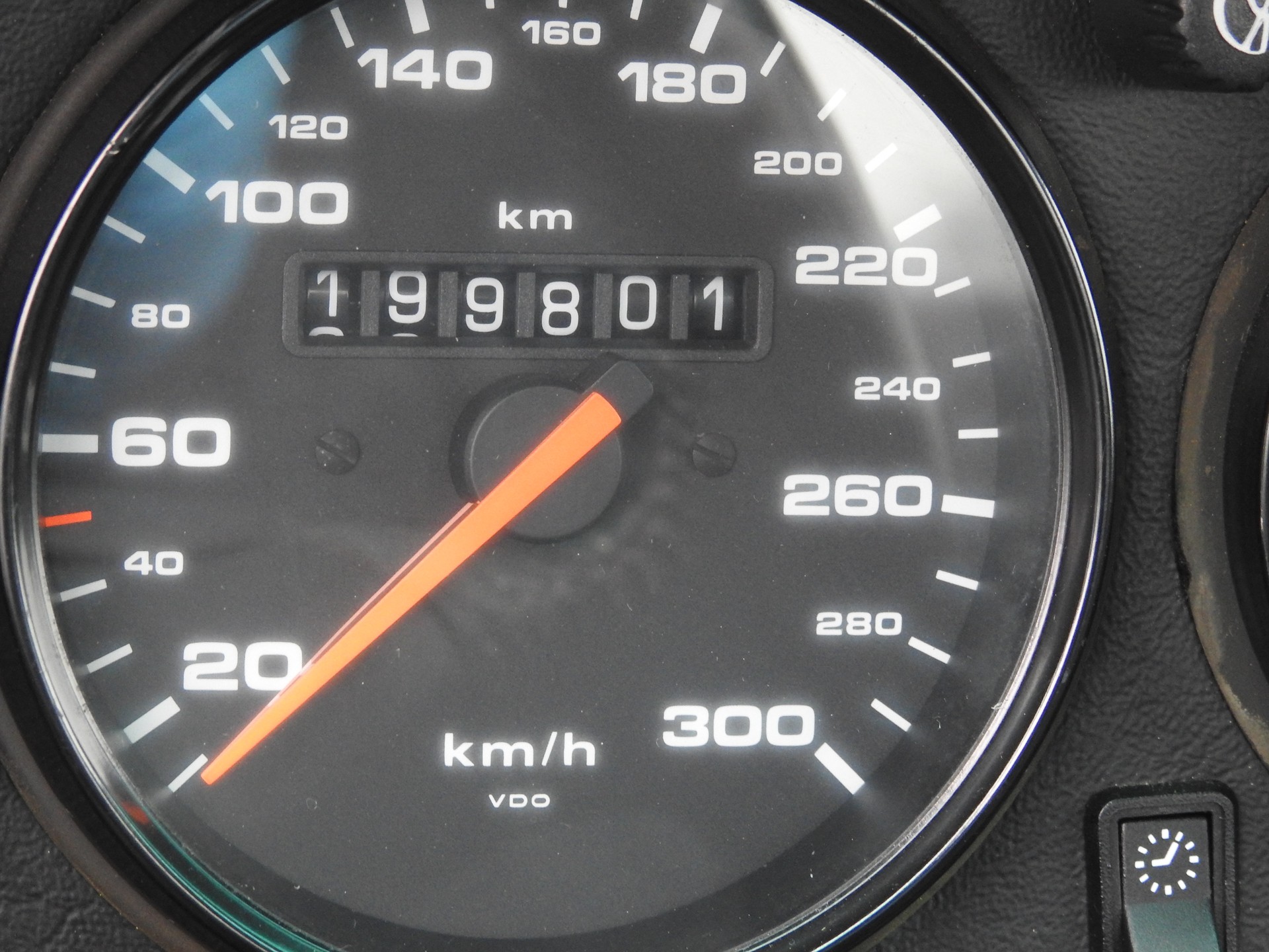 PORSCHE 911 Carrera 4-image-17