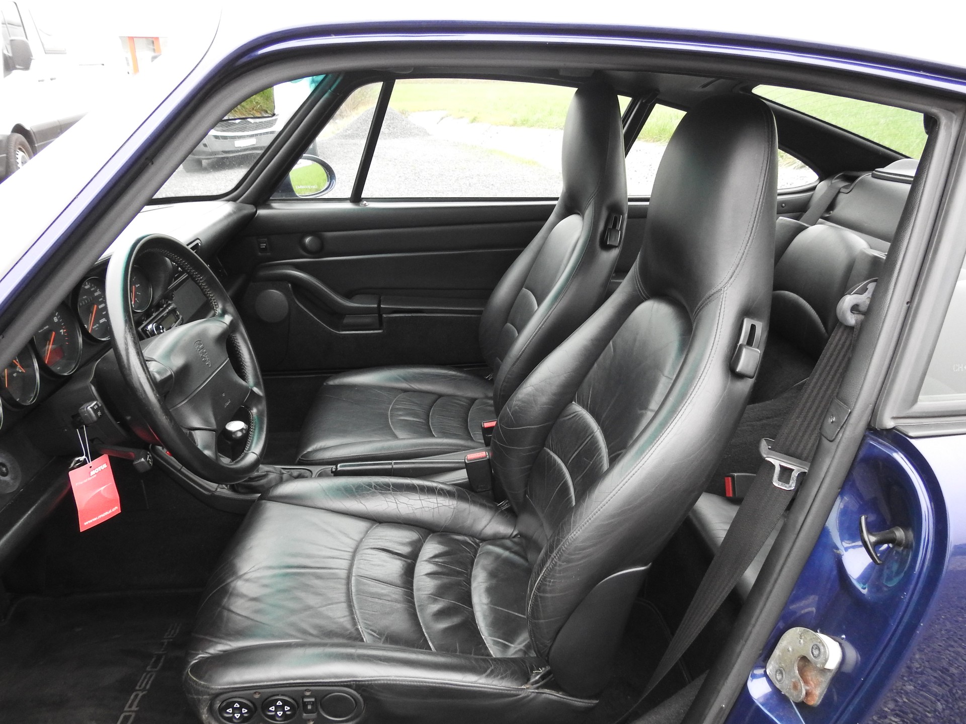 PORSCHE 911 Carrera 4-image-10