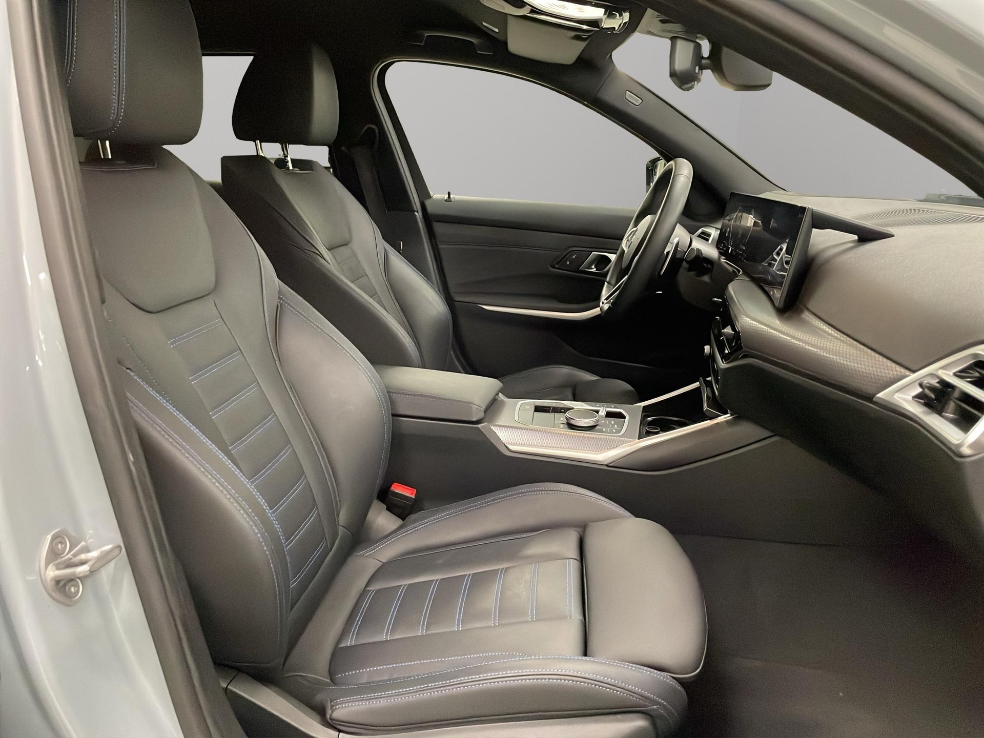 BMW 320d xDrive SAG Touring-image-11
